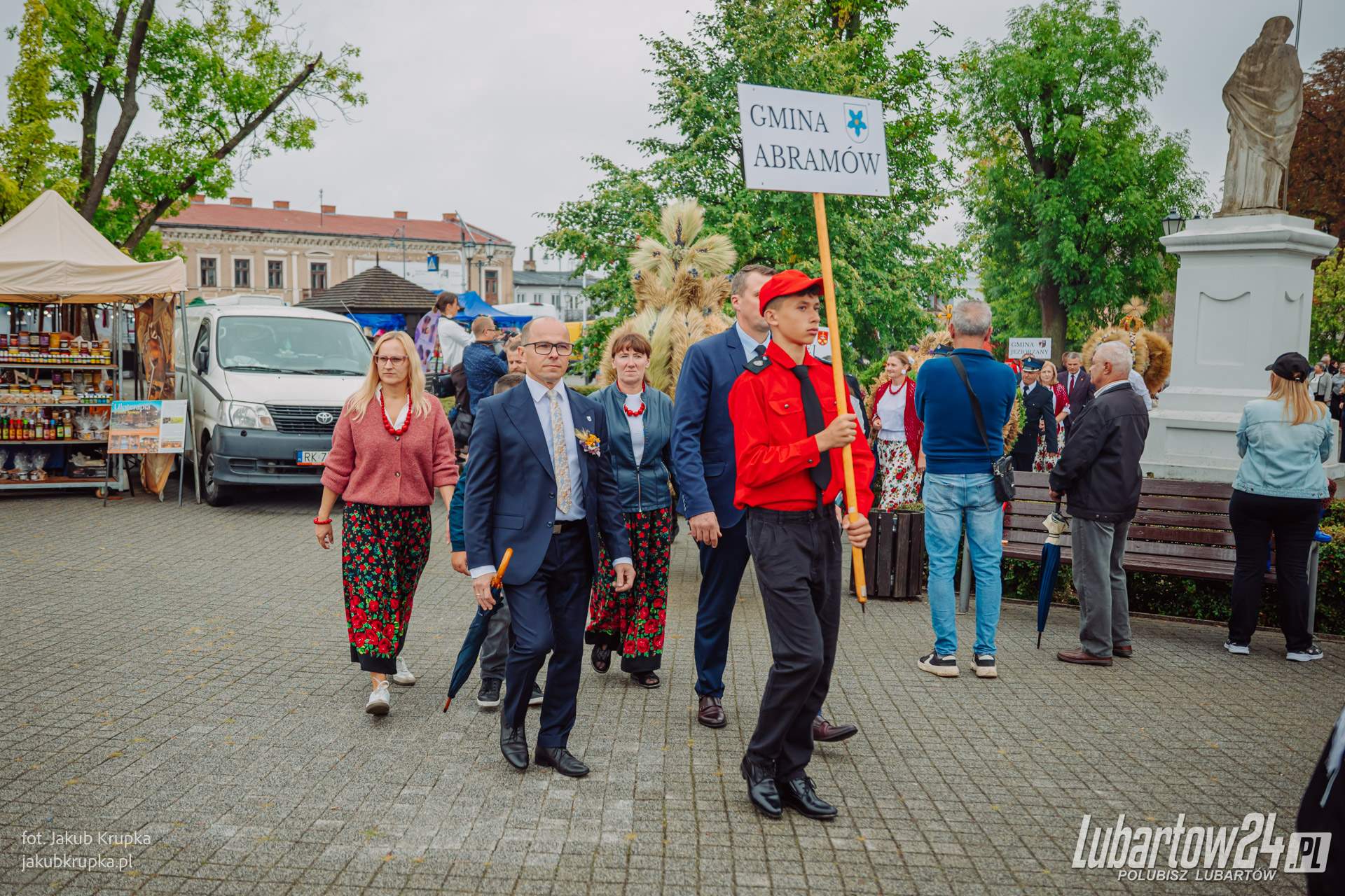 Barwny korowód dożynkowy