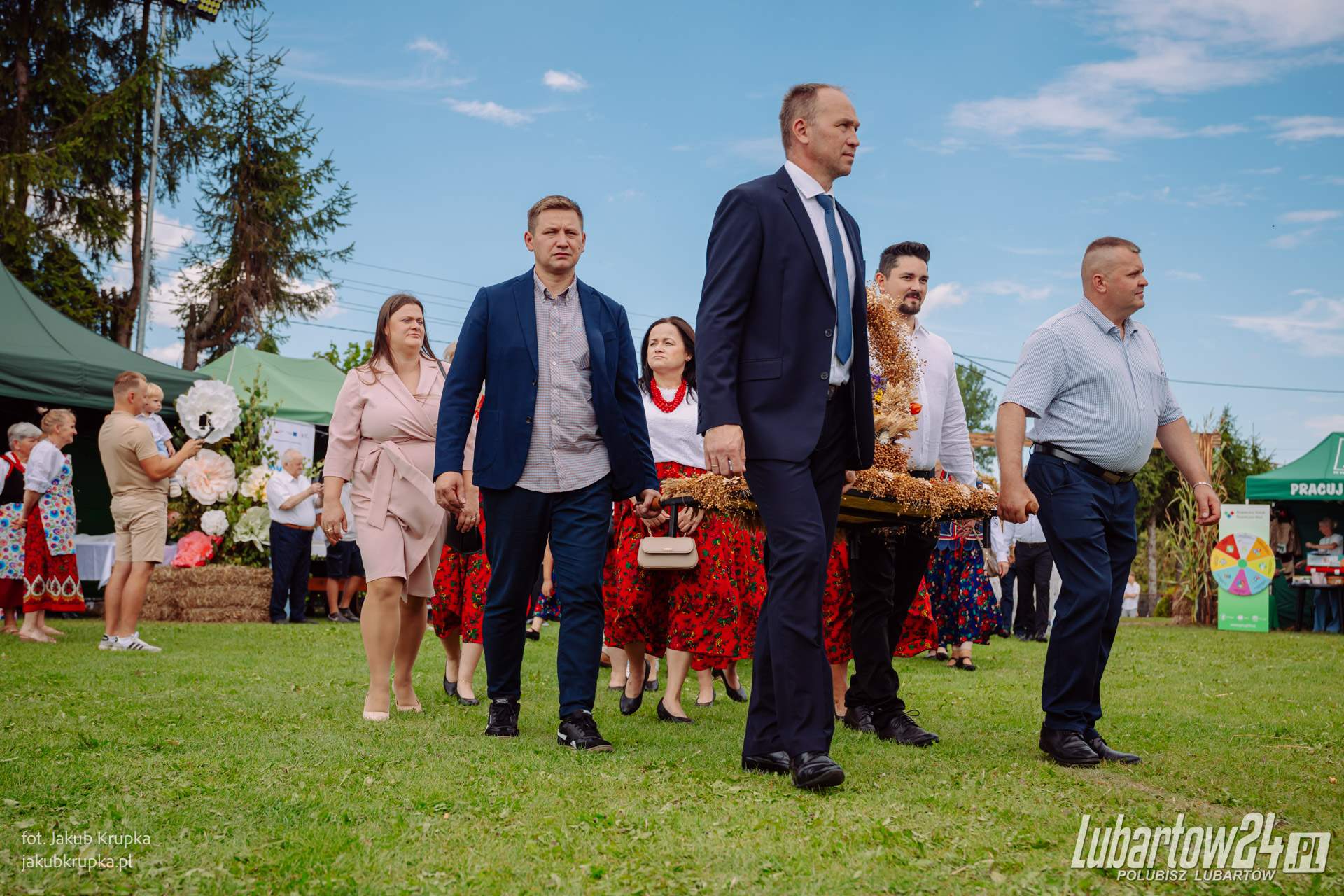 Korowód dożynkowy w Niedźwiadzie