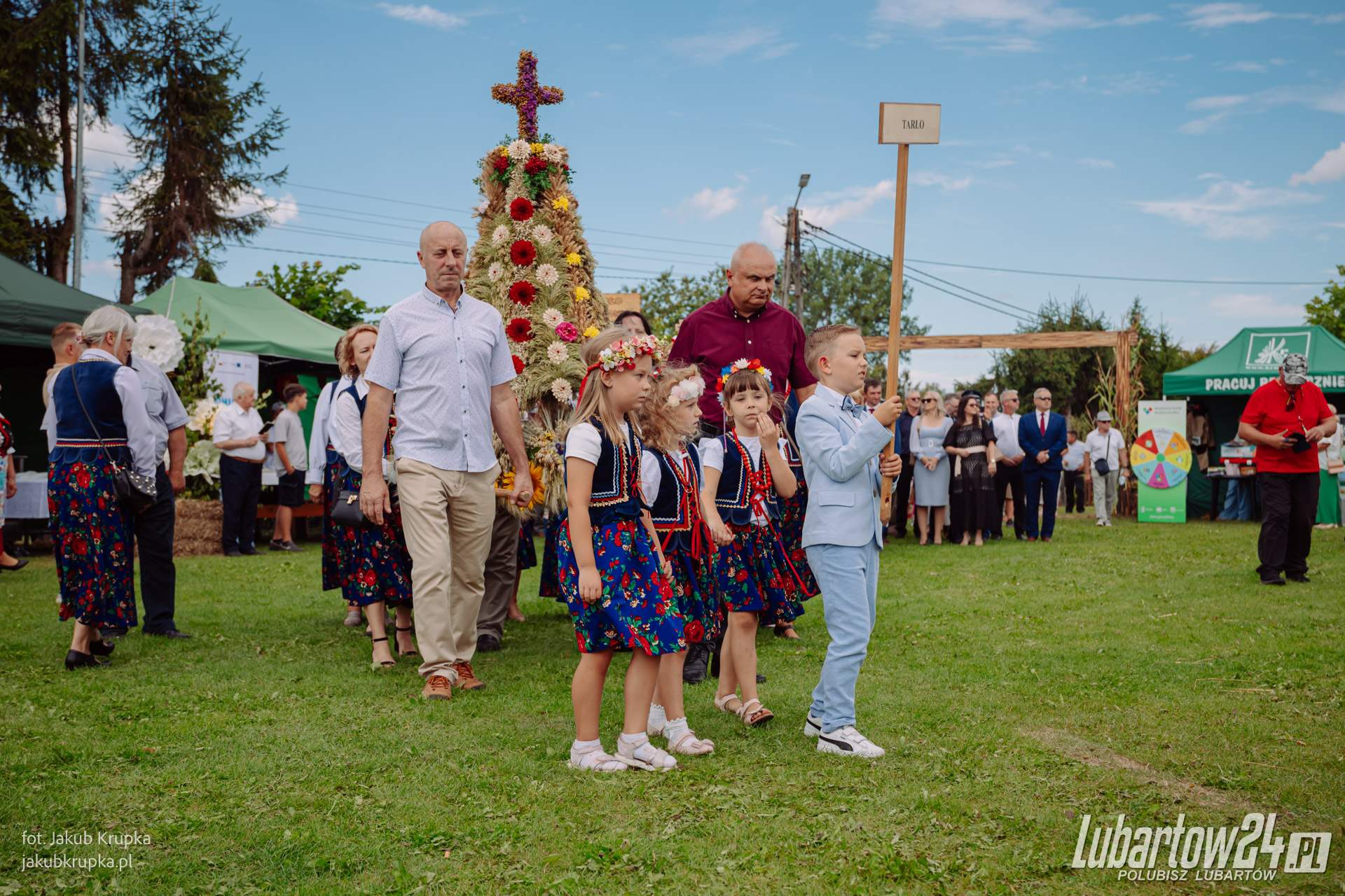 Korowód dożynkowy w Niedźwiadzie