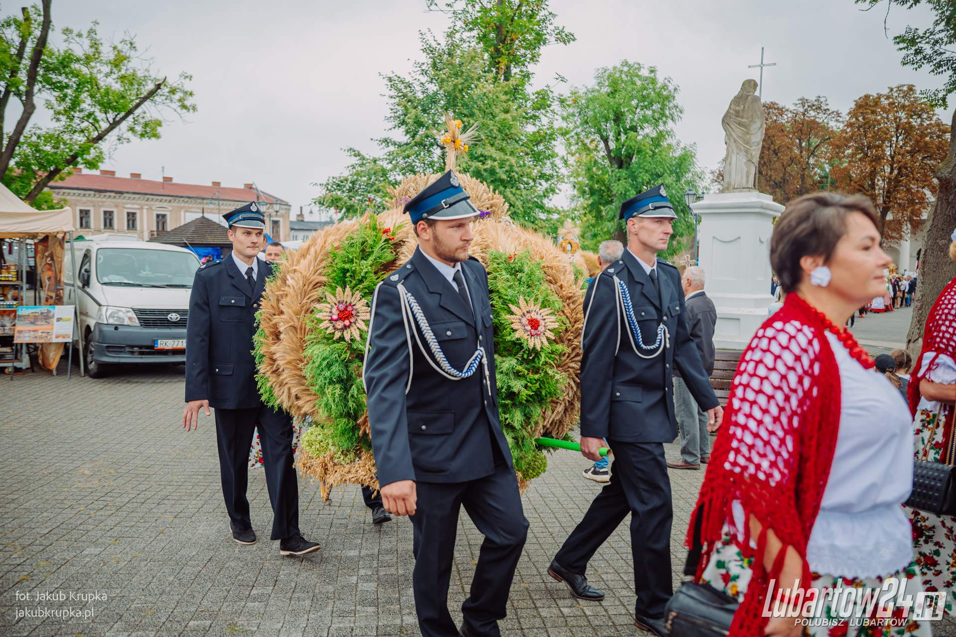 Barwny korowód dożynkowy