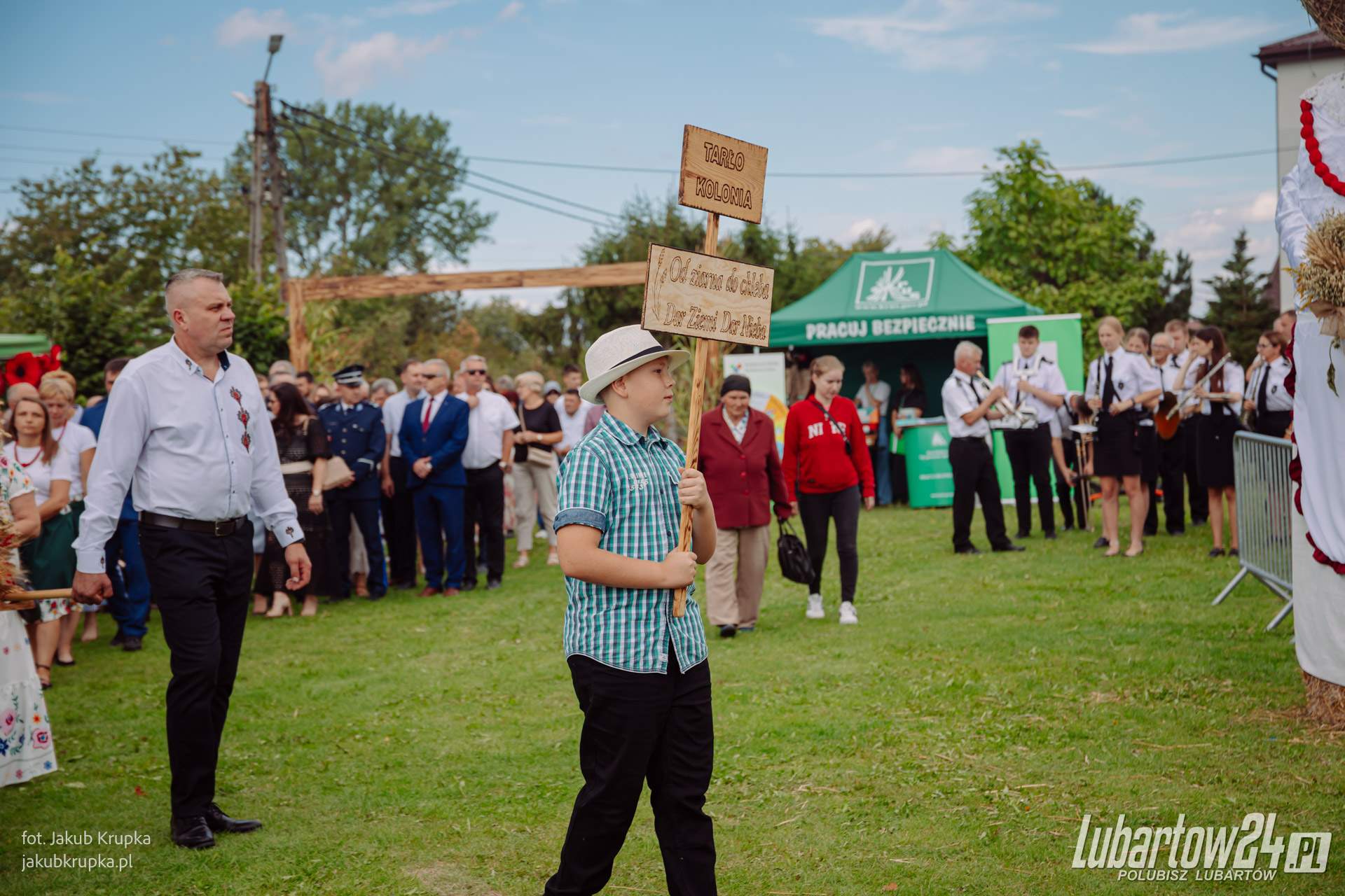 Korowód dożynkowy w Niedźwiadzie