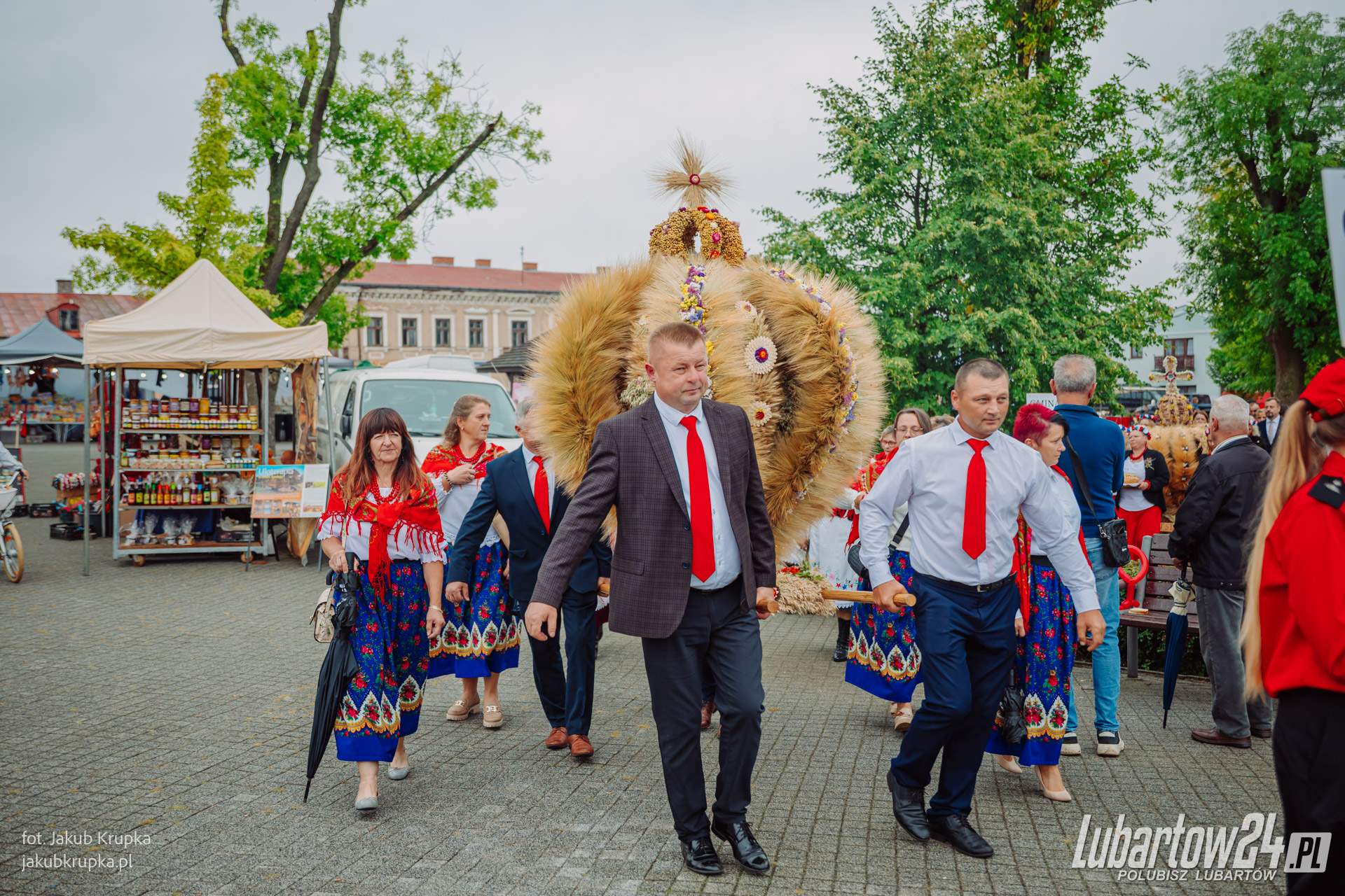 Barwny korowód dożynkowy