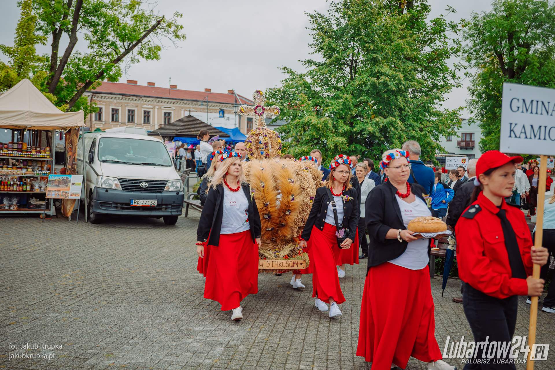 Barwny korowód dożynkowy