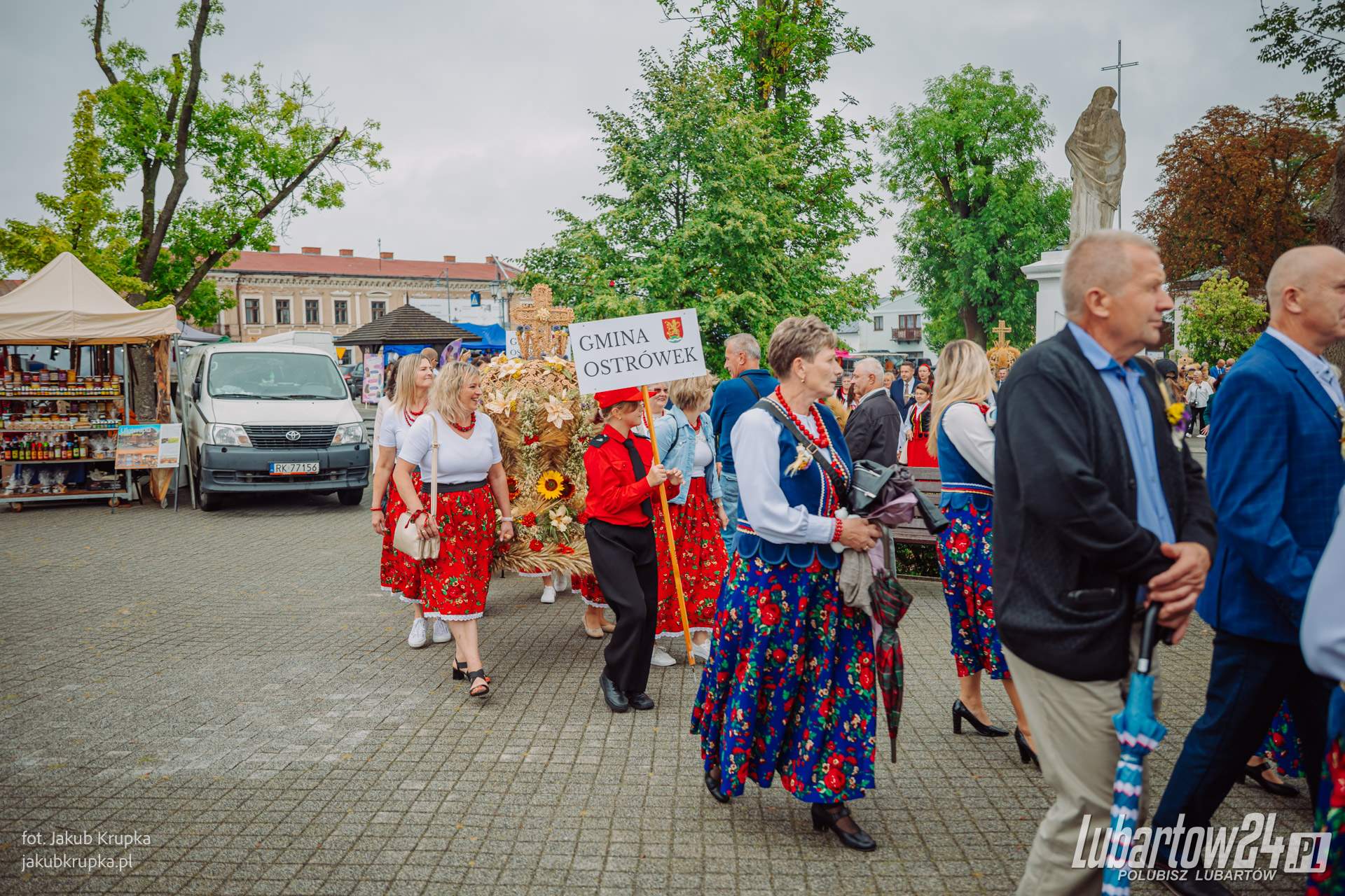 Barwny korowód dożynkowy