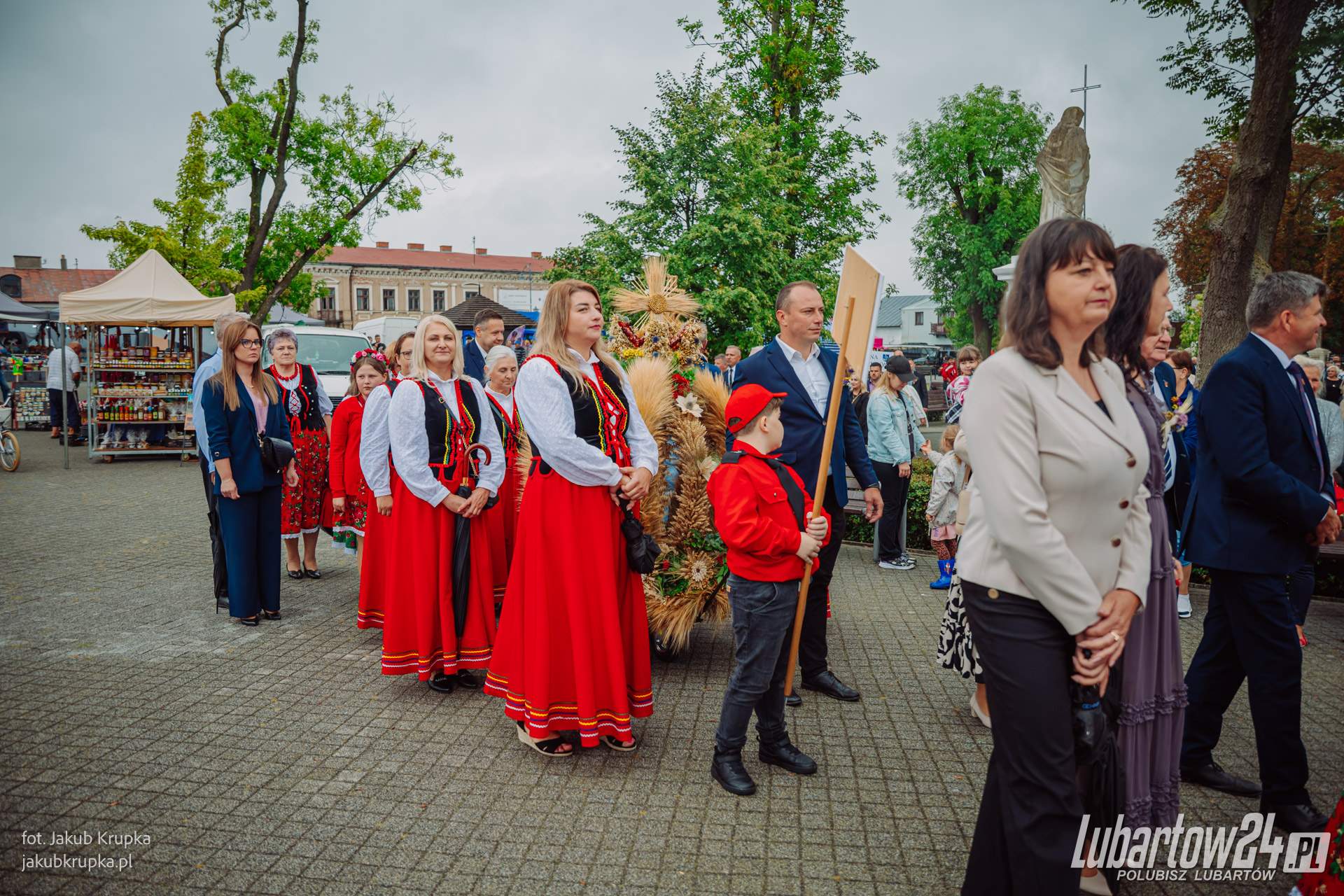 Barwny korowód dożynkowy
