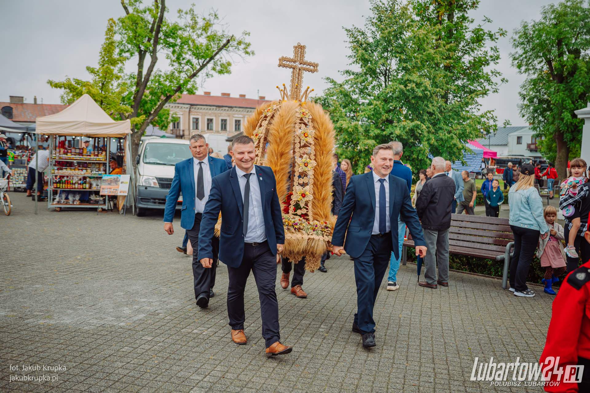 Barwny korowód dożynkowy