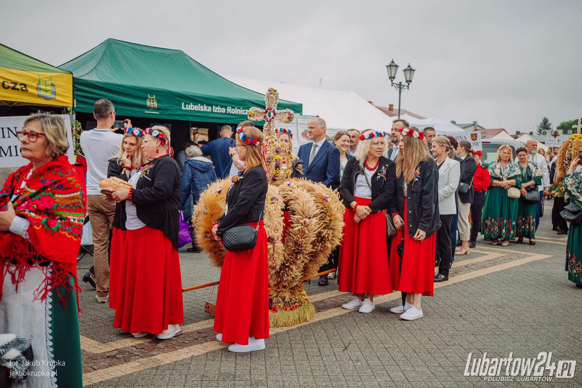 Barwny korowód dożynkowy