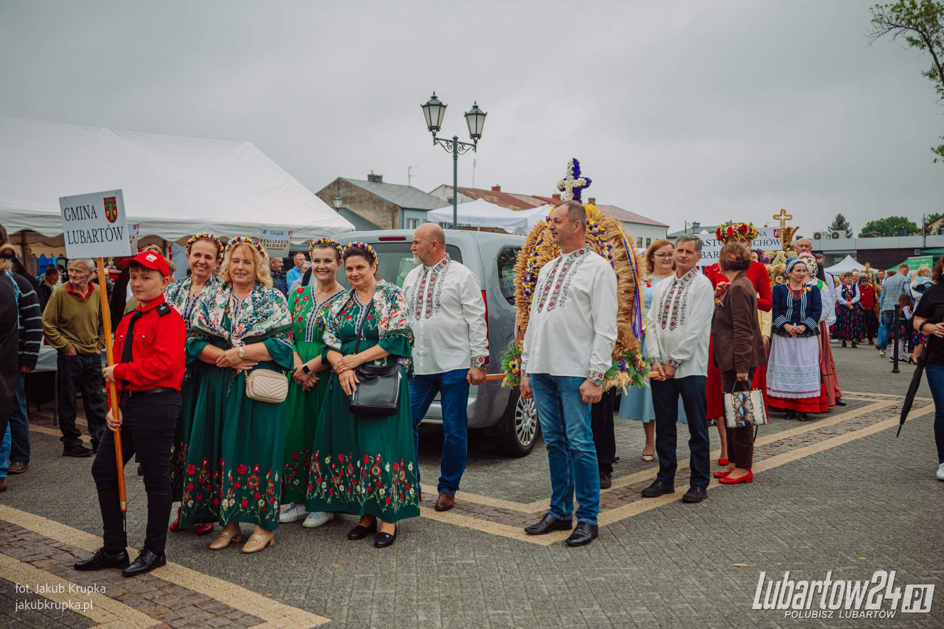Barwny korowód dożynkowy