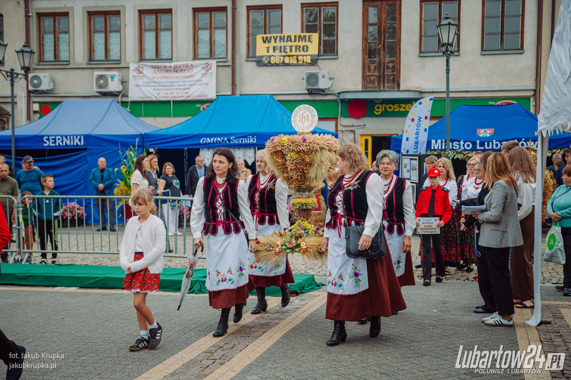 Barwny korowód dożynkowy