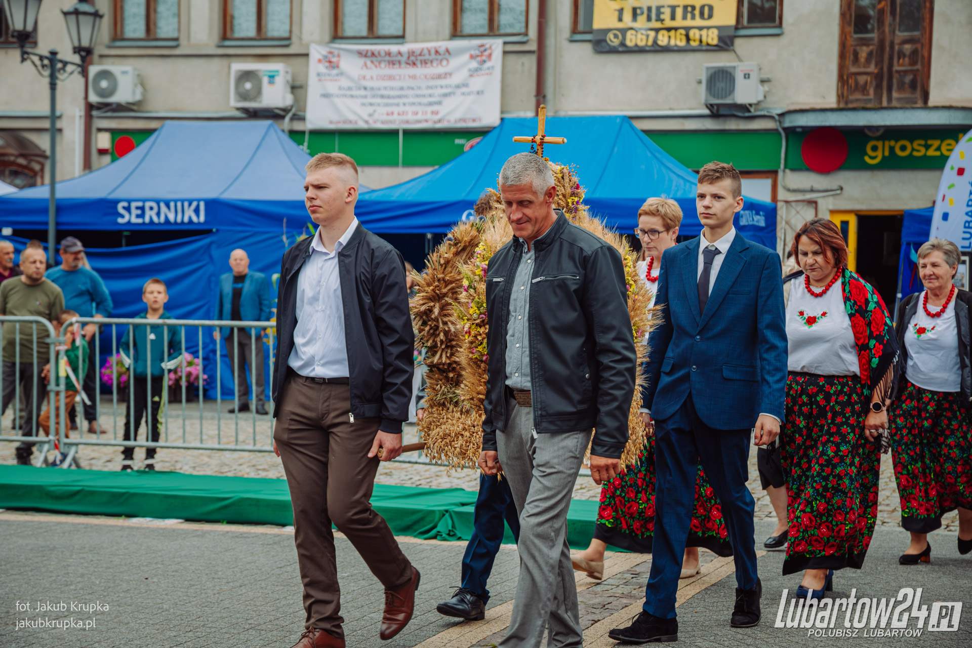 Barwny korowód dożynkowy