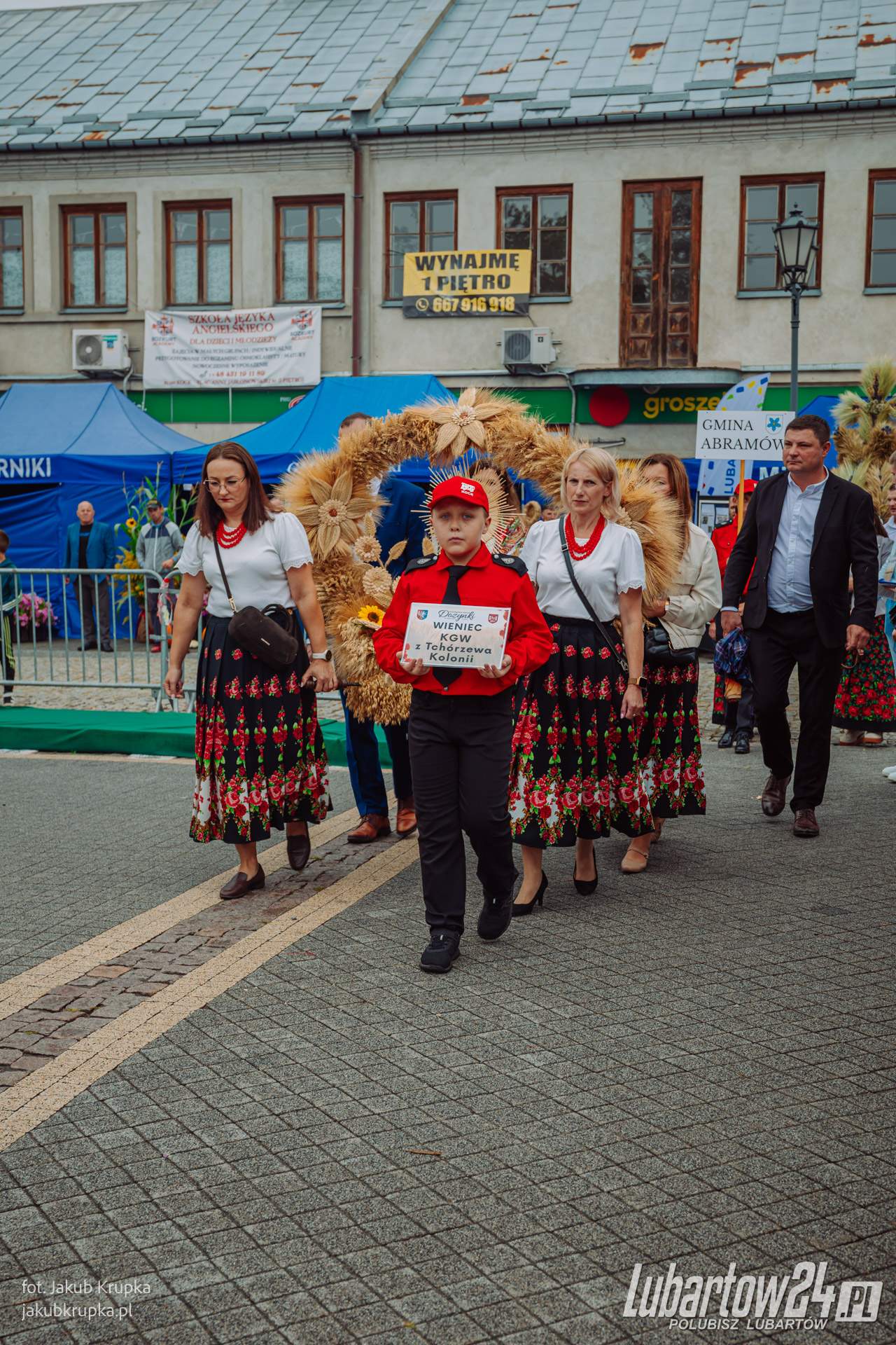 Barwny korowód dożynkowy