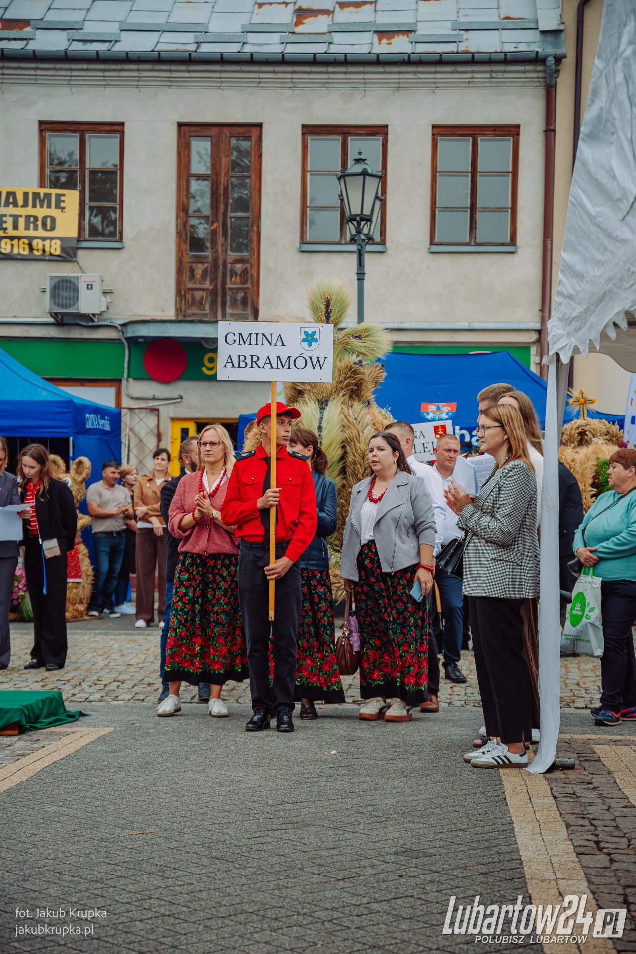 Barwny korowód dożynkowy