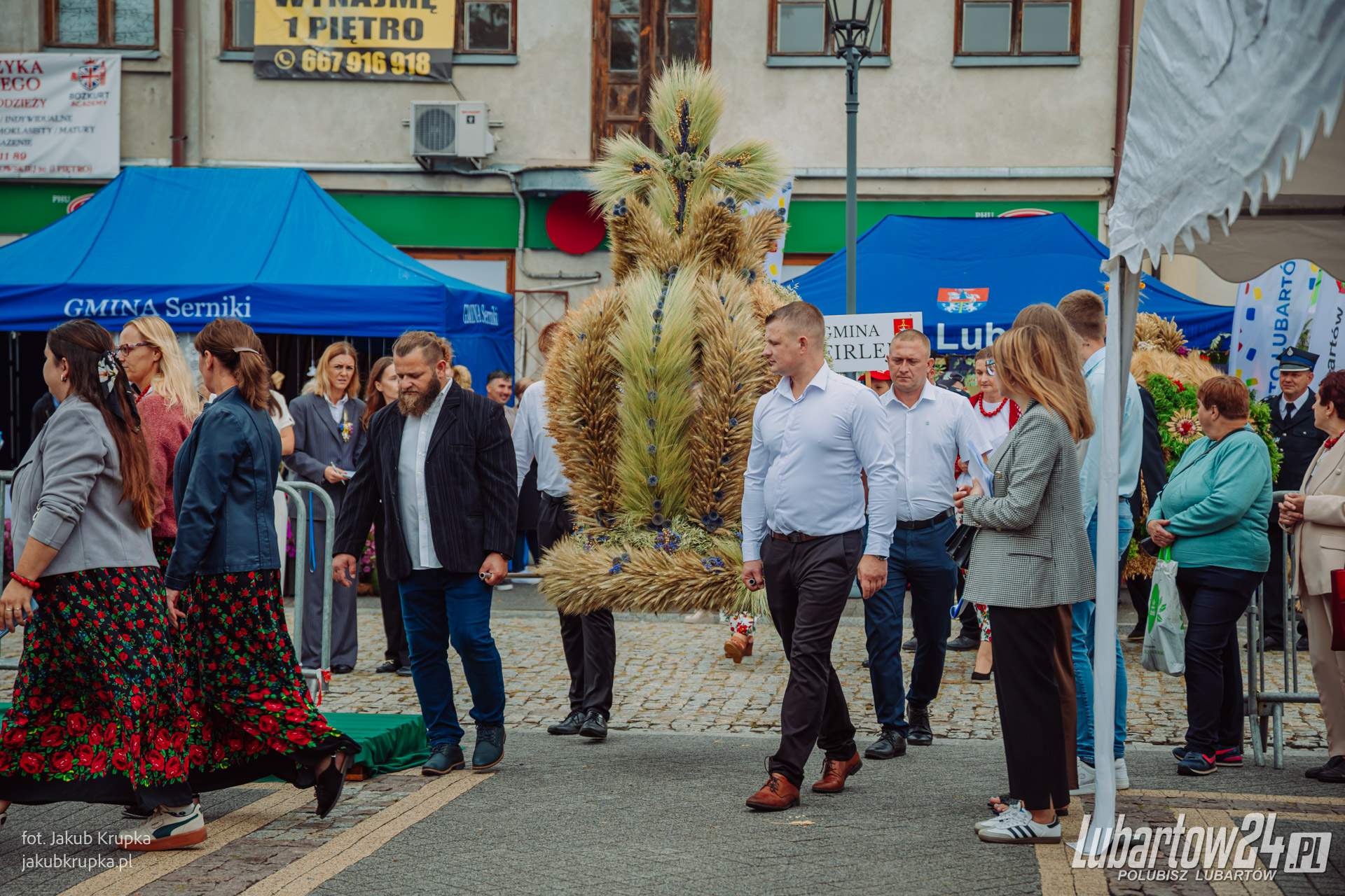 Barwny korowód dożynkowy