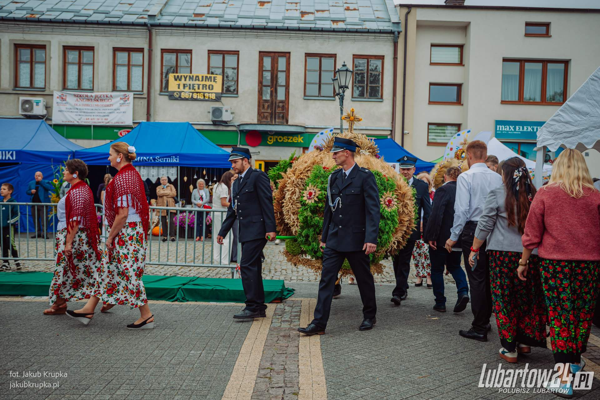 Barwny korowód dożynkowy