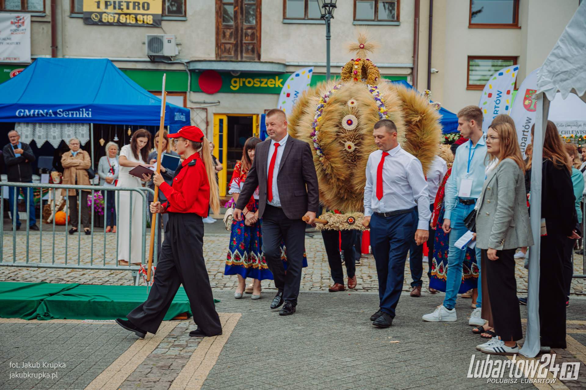 Barwny korowód dożynkowy