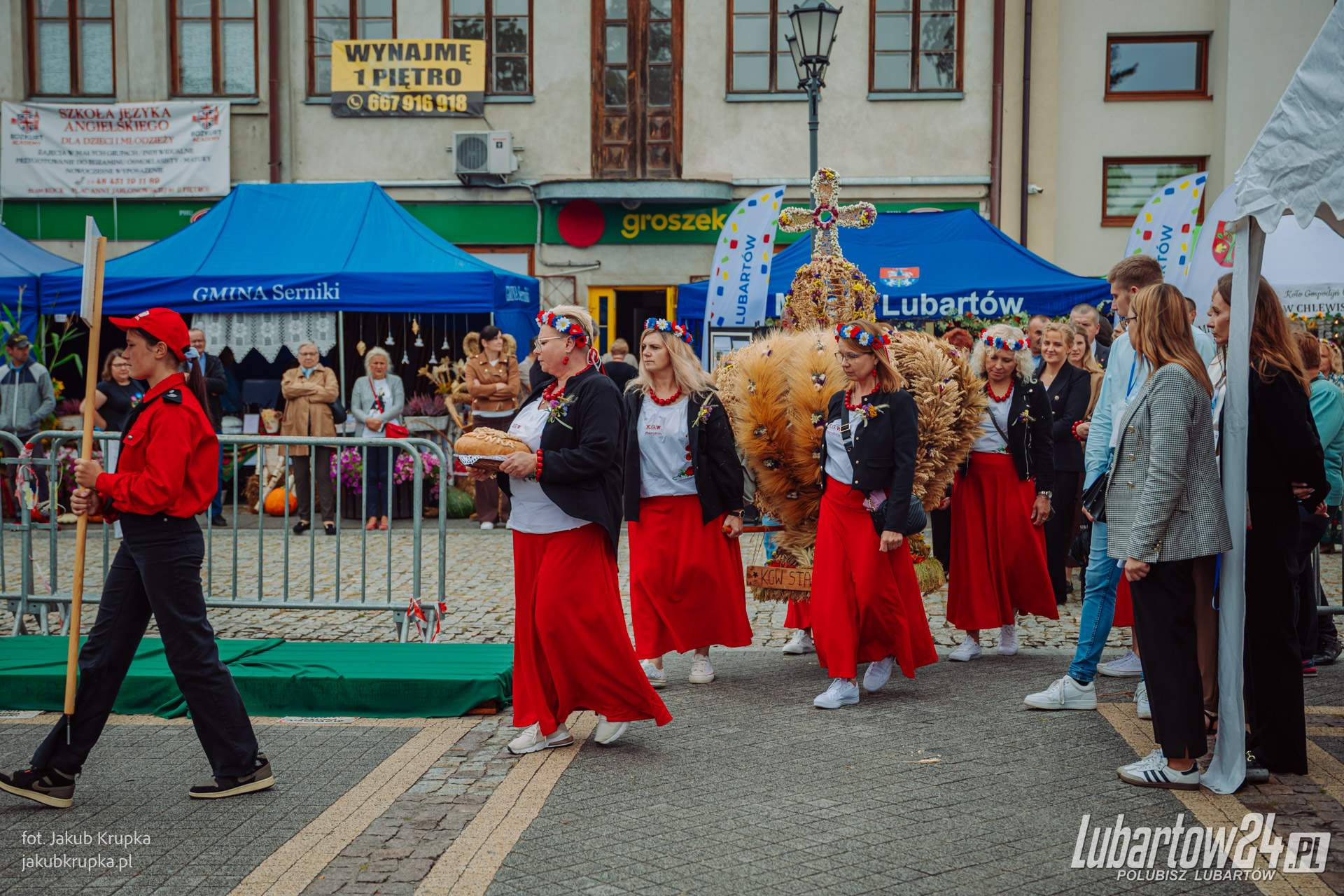 Barwny korowód dożynkowy