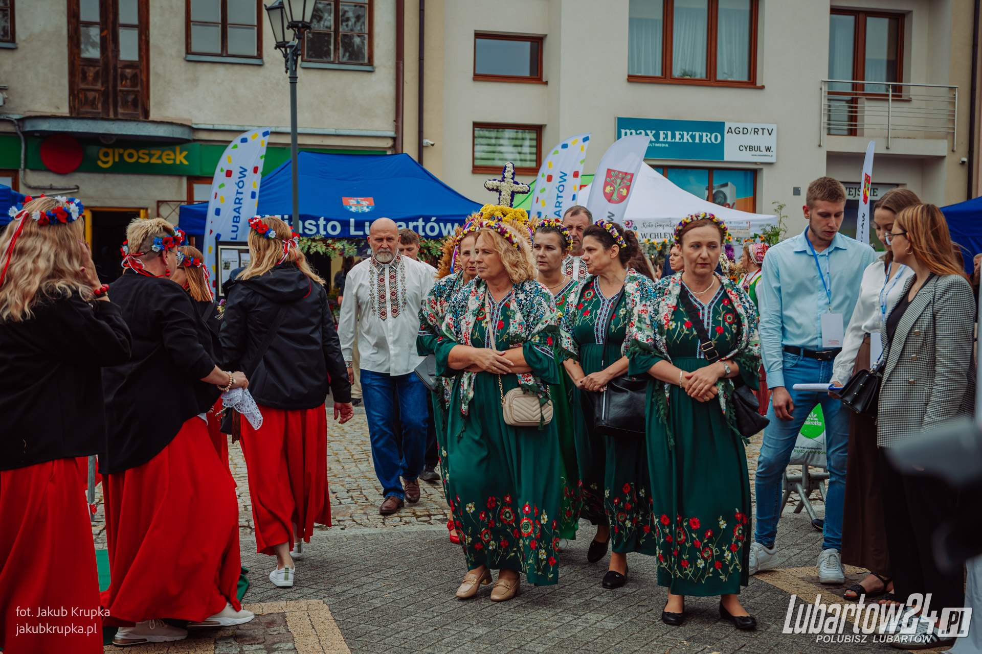 Barwny korowód dożynkowy
