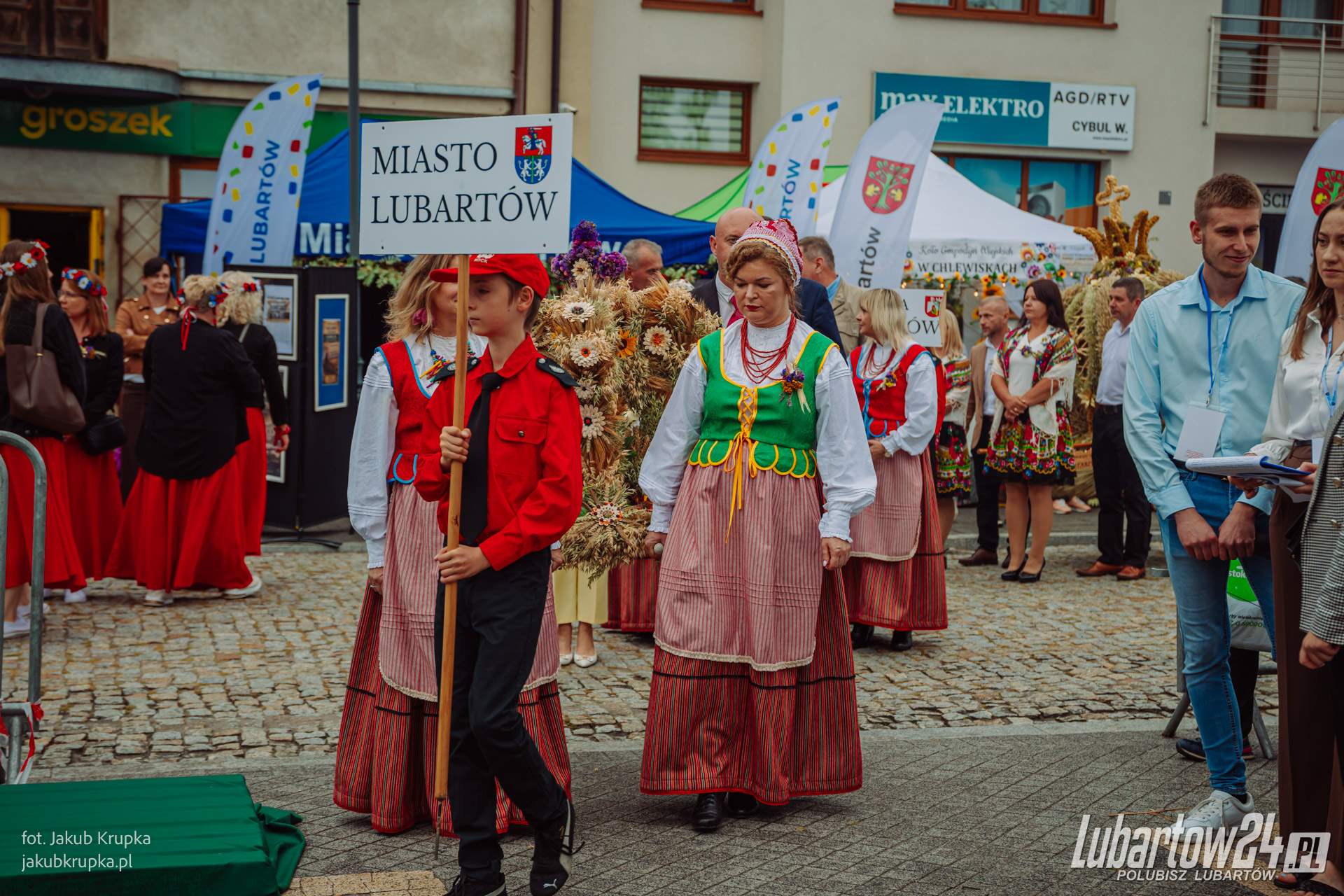 Barwny korowód dożynkowy