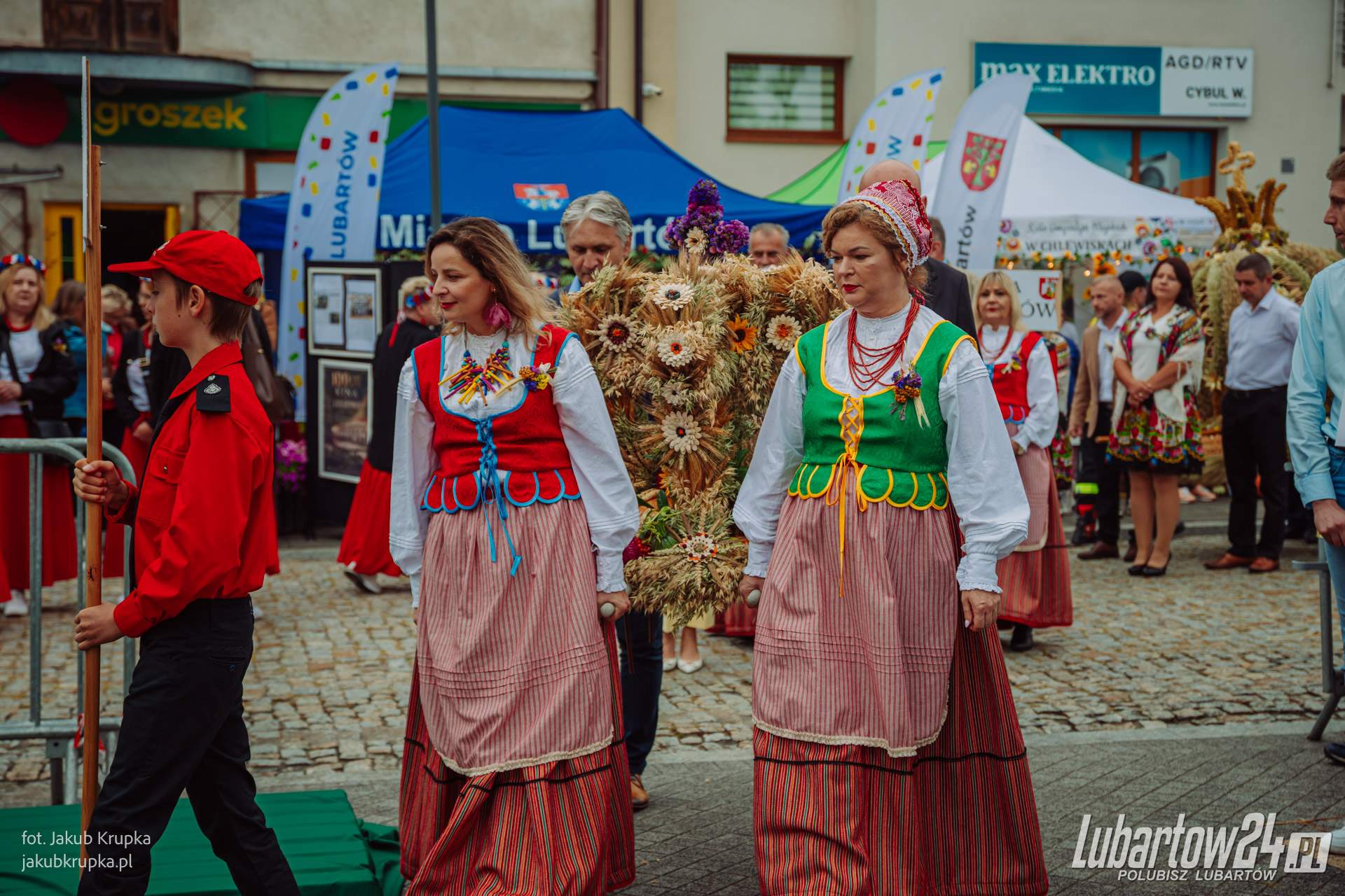 Barwny korowód dożynkowy