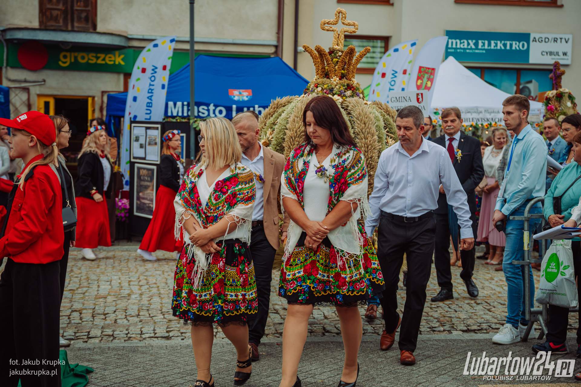 Barwny korowód dożynkowy