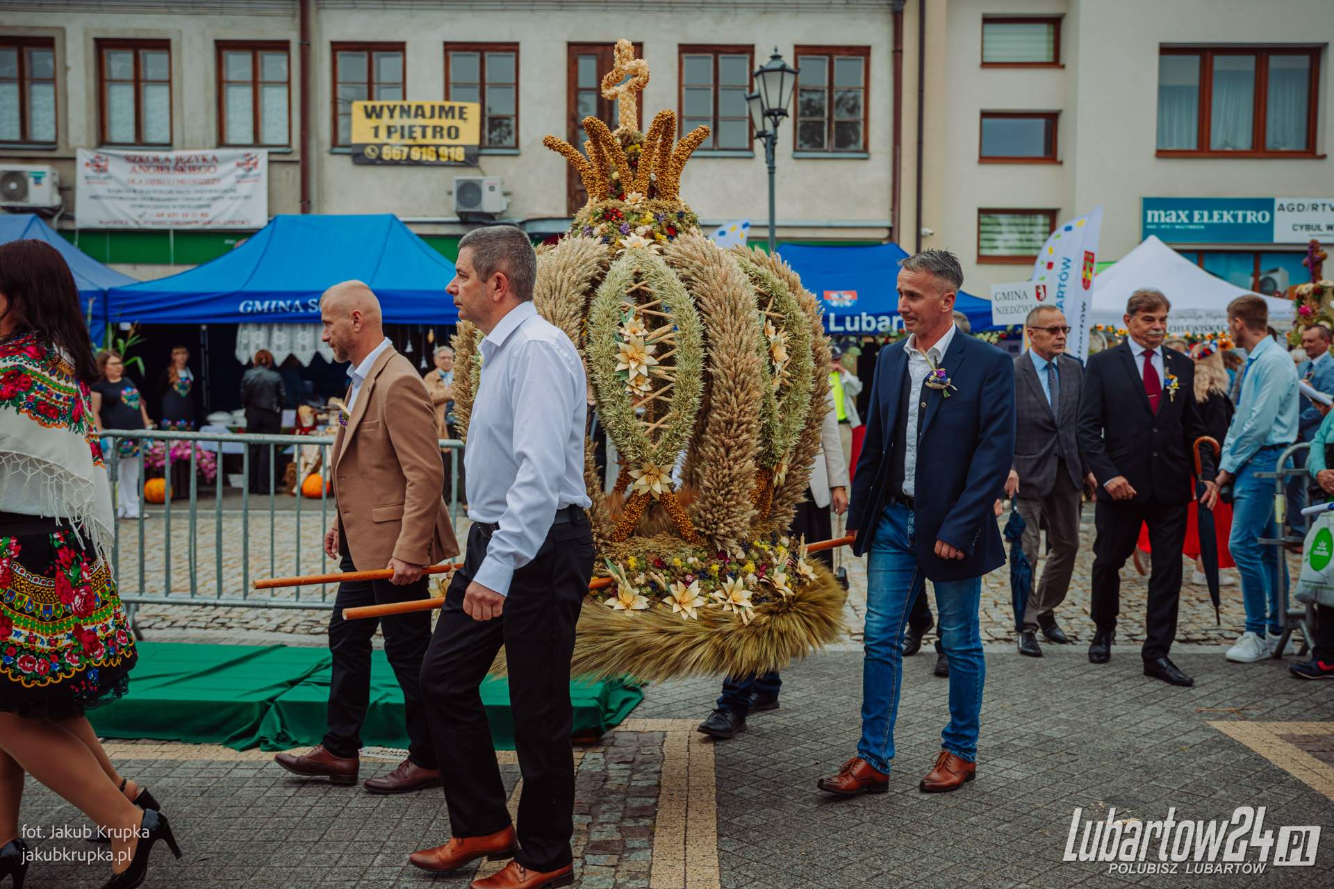 Barwny korowód dożynkowy