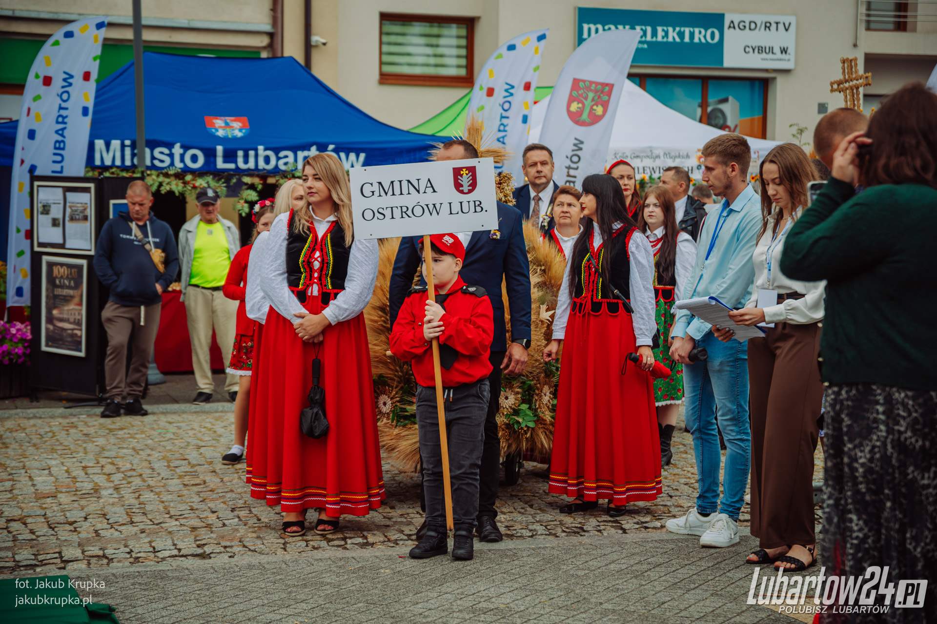 Barwny korowód dożynkowy