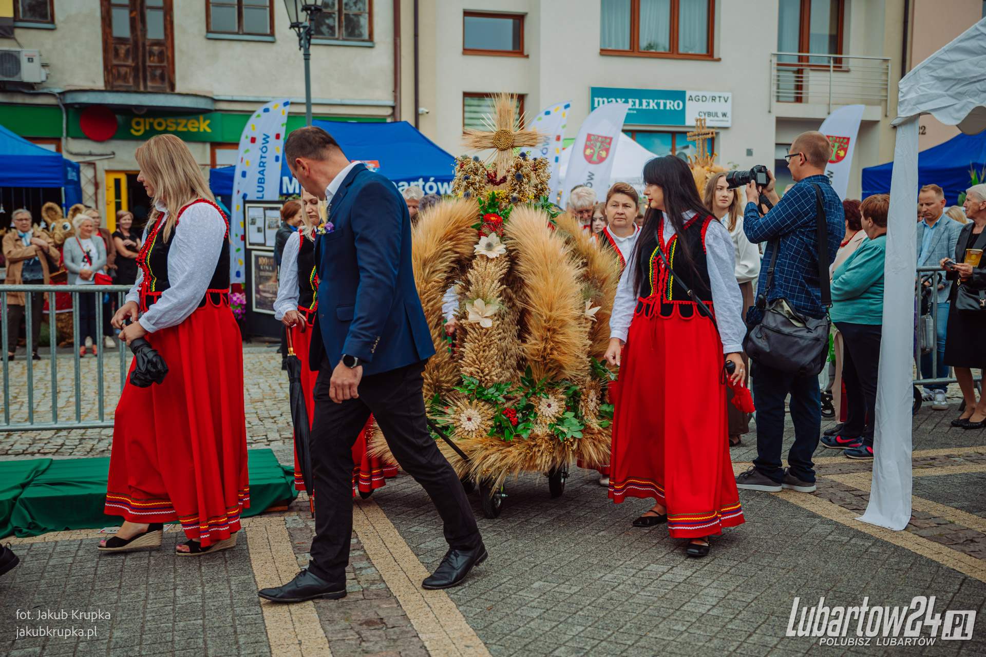 Barwny korowód dożynkowy