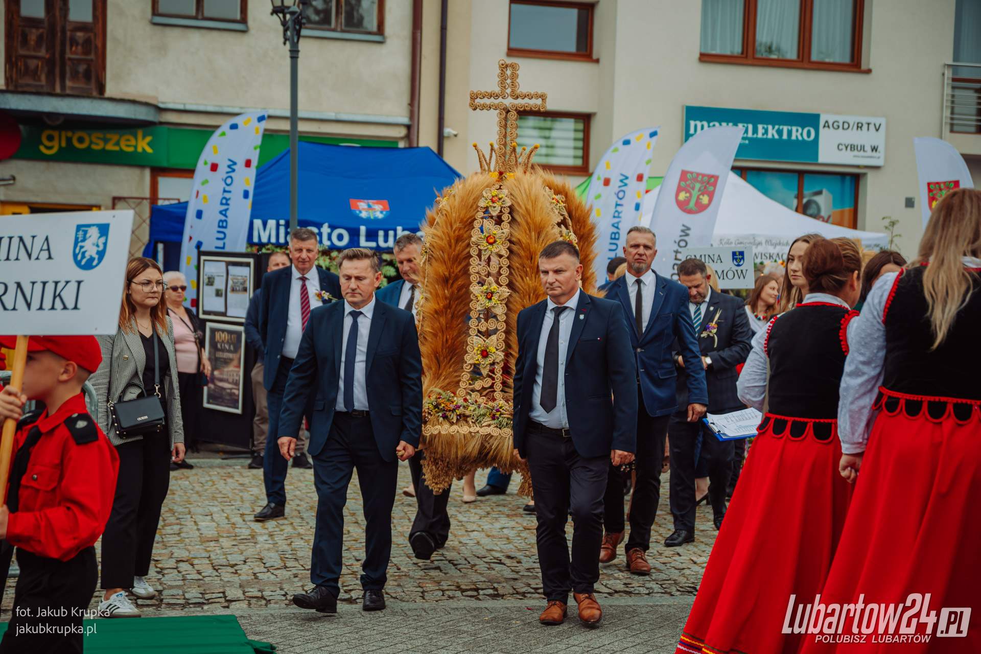 Barwny korowód dożynkowy