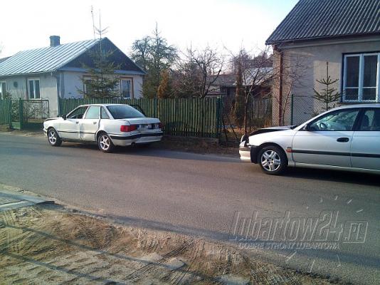 Karambol w Trzcińcu (gm. Lubartów): Zderzyły trzy osobowe auta i ciężarówka