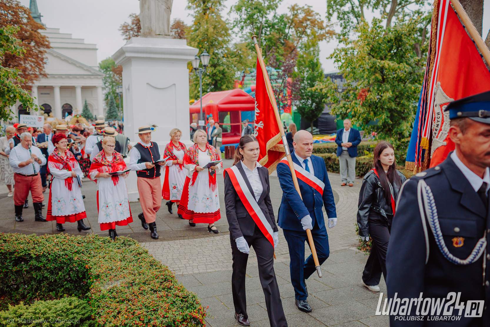 Barwny korowód dożynkowy