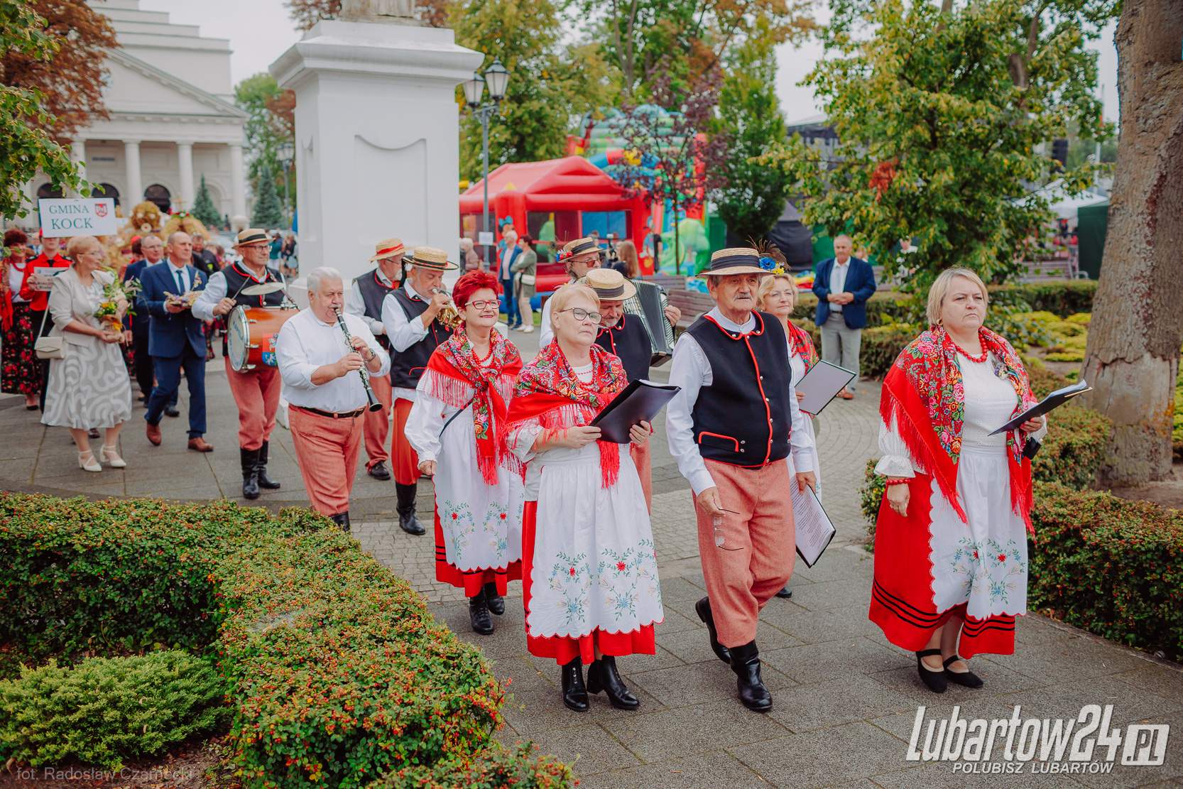 Barwny korowód dożynkowy