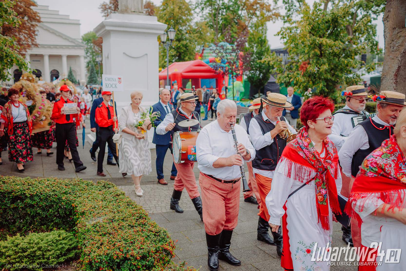 Barwny korowód dożynkowy
