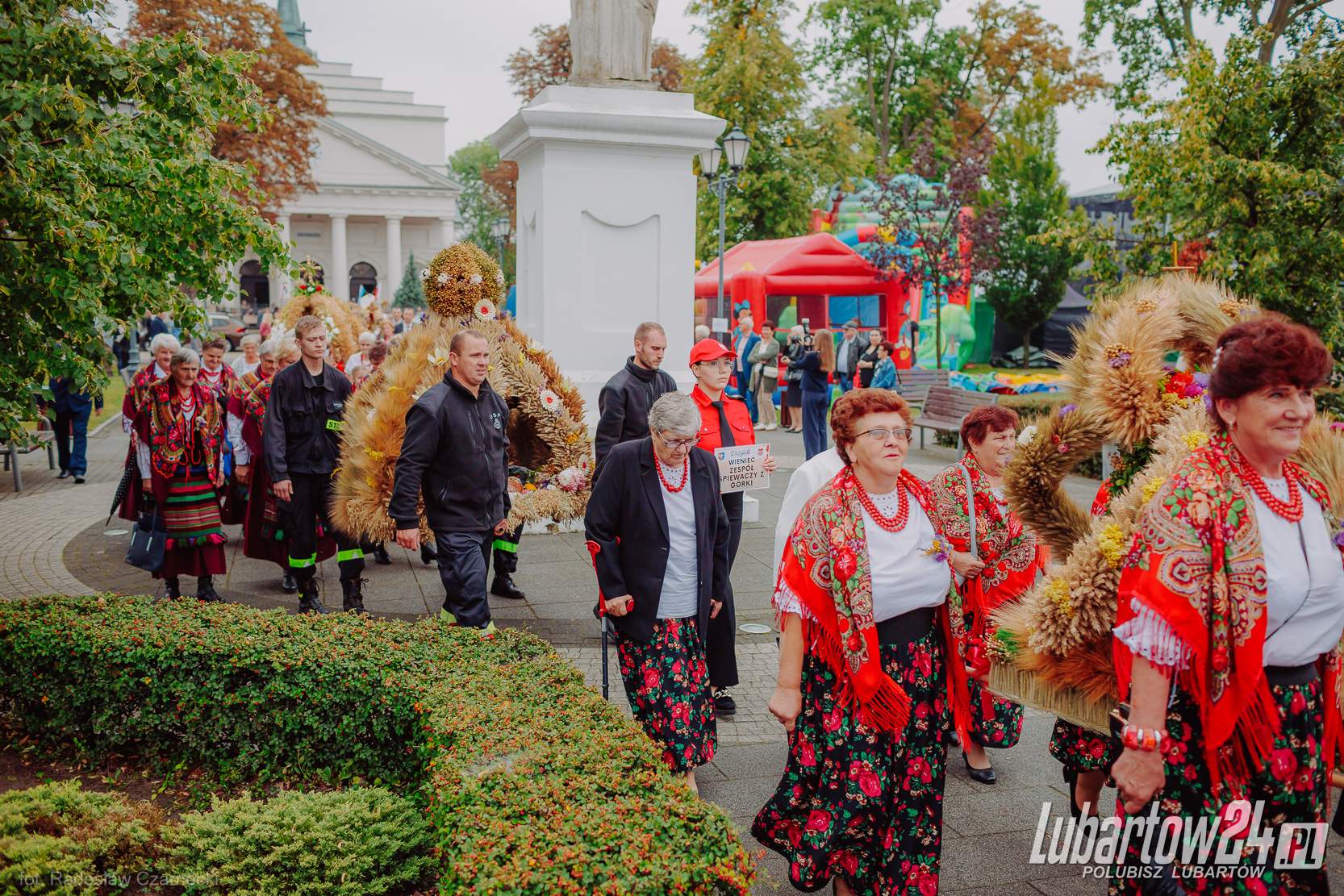 Barwny korowód dożynkowy