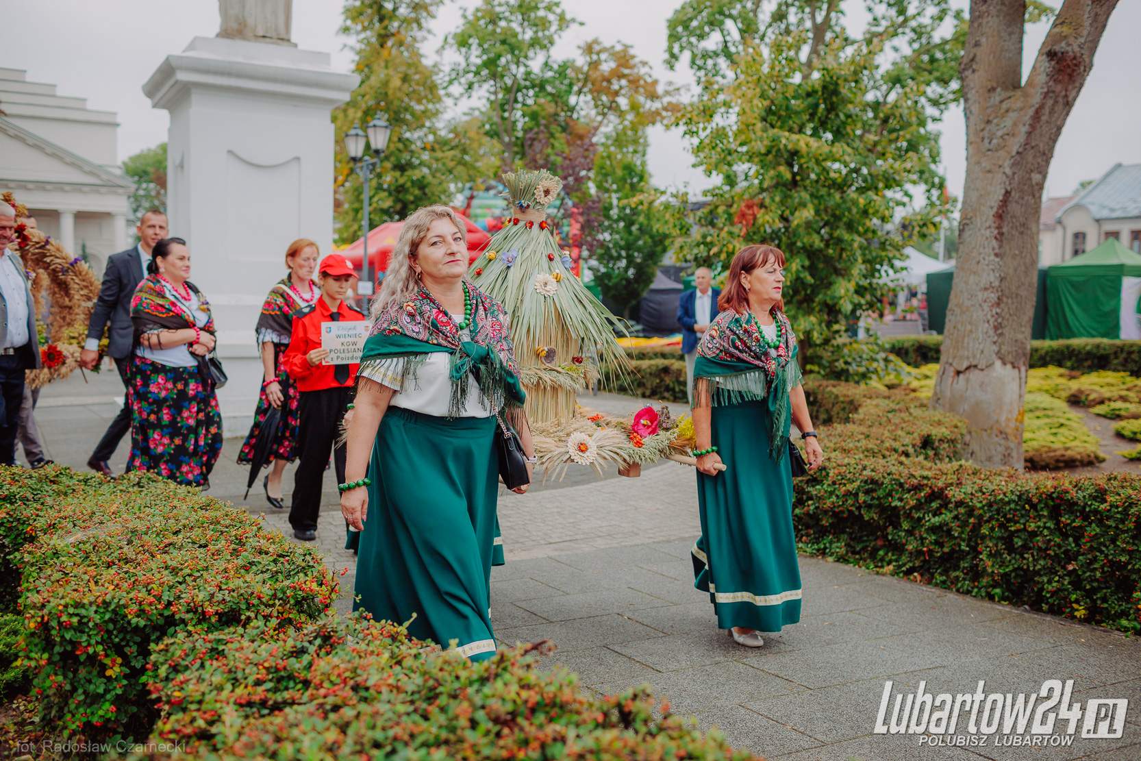 Barwny korowód dożynkowy