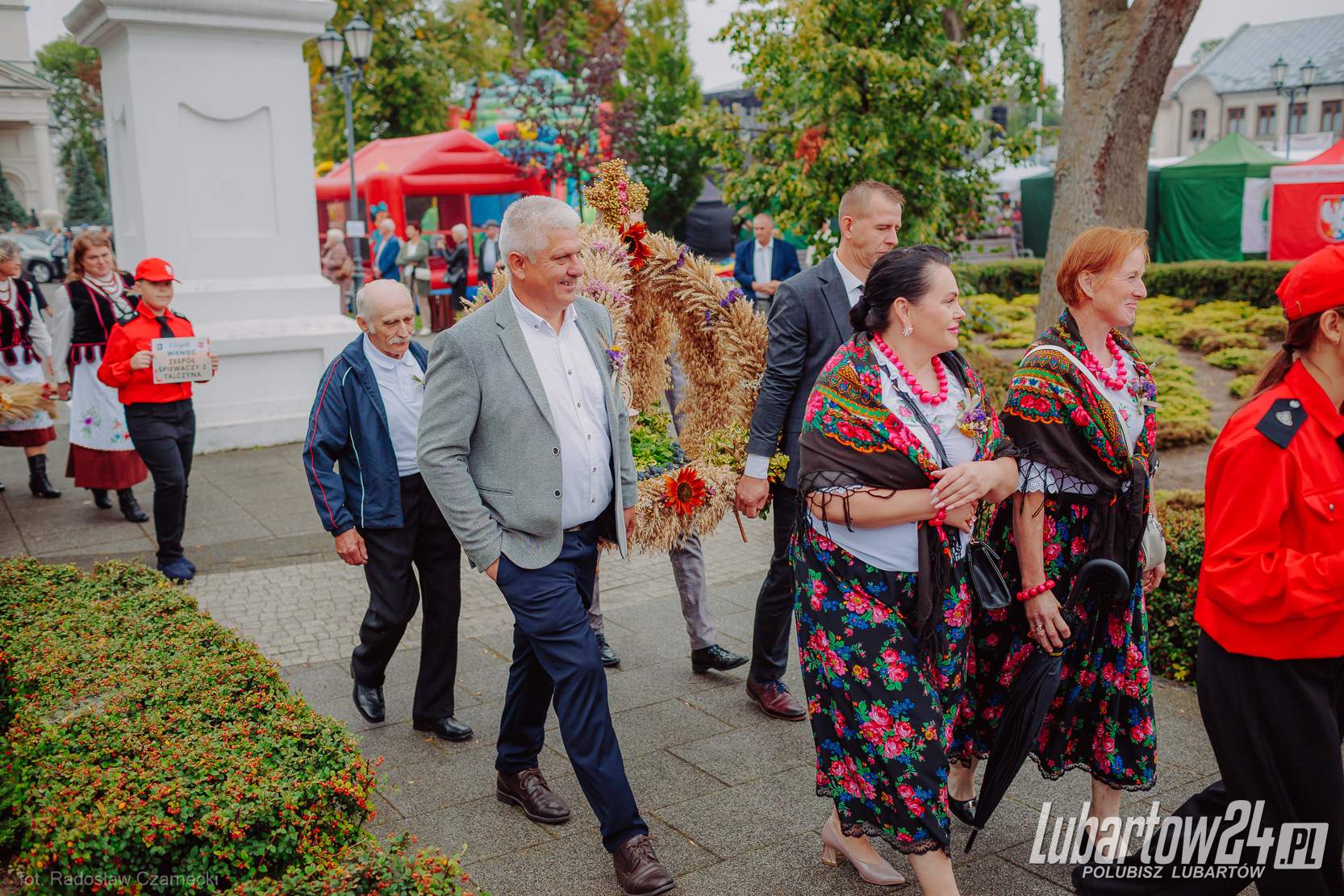 Barwny korowód dożynkowy