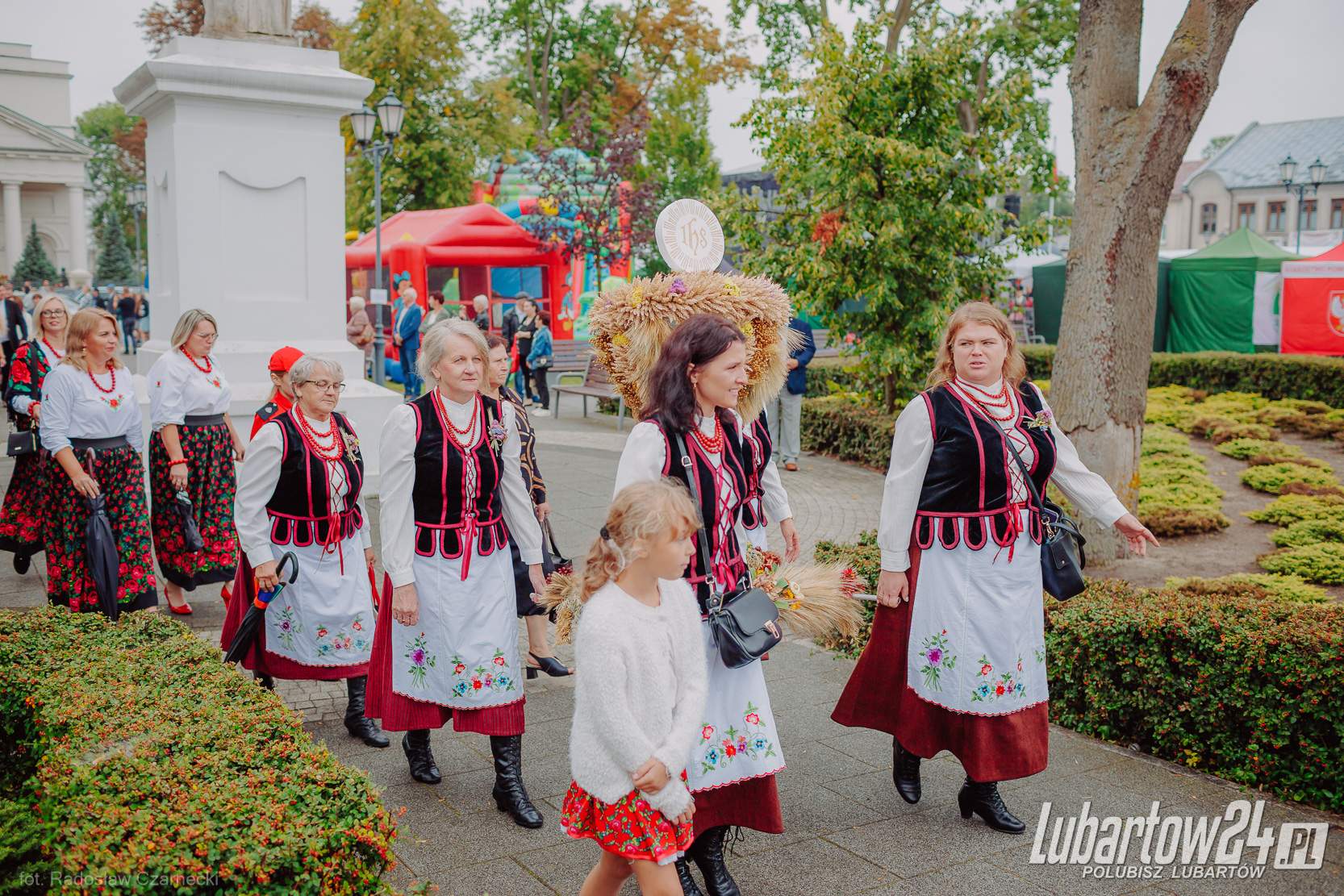 Barwny korowód dożynkowy