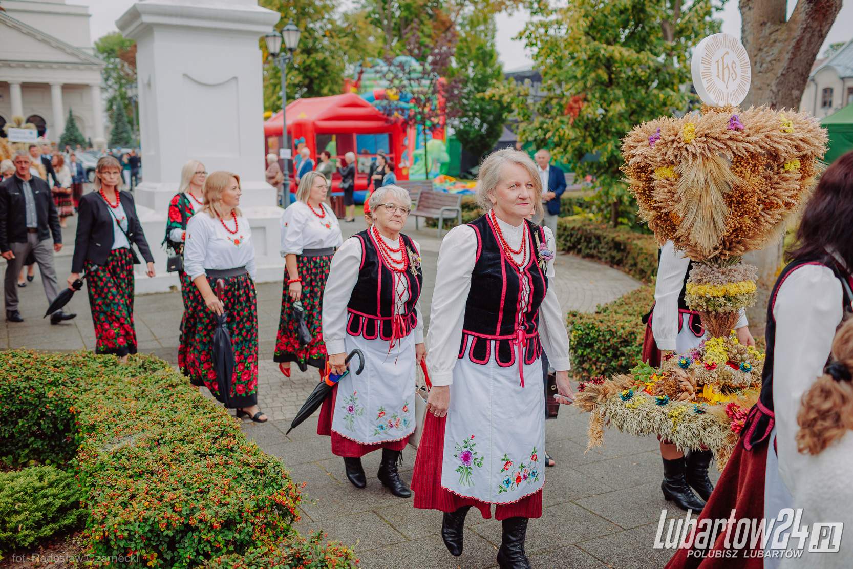 Barwny korowód dożynkowy