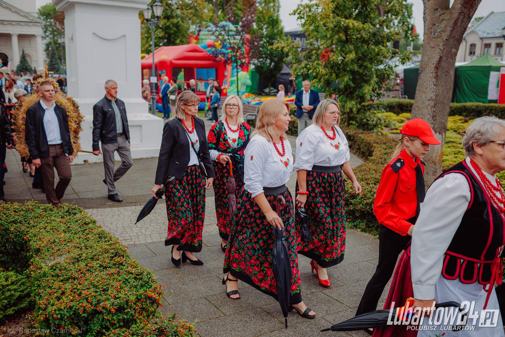 Barwny korowód dożynkowy