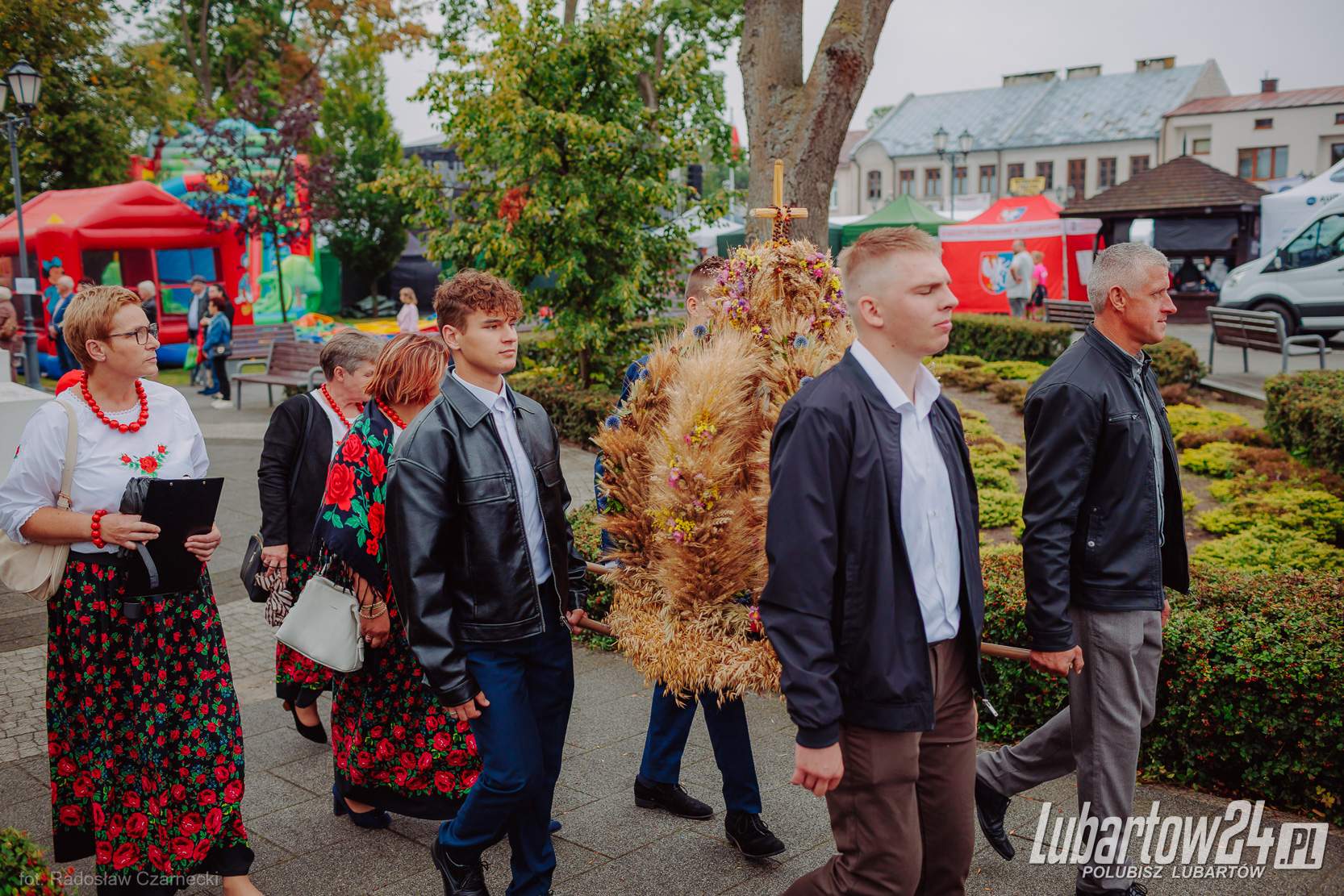 Barwny korowód dożynkowy