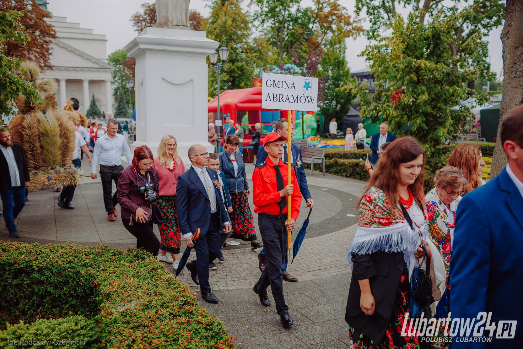 Barwny korowód dożynkowy