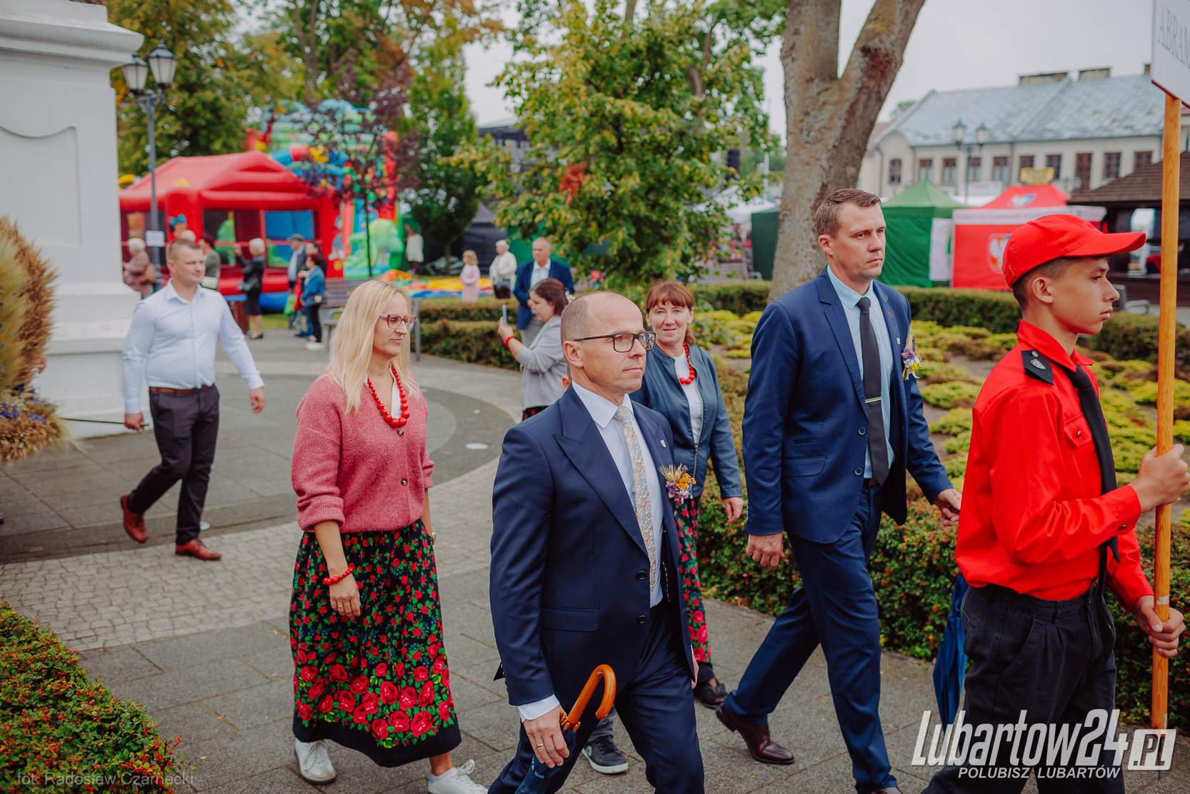 Barwny korowód dożynkowy