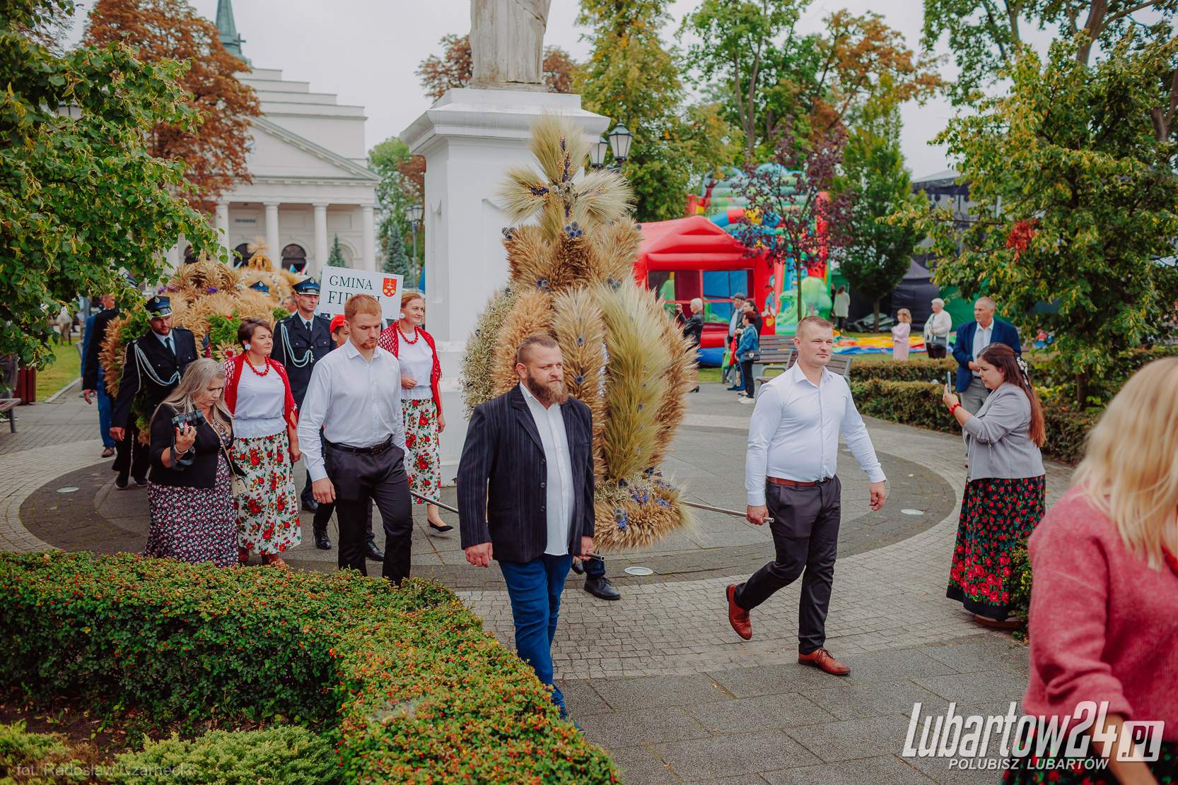Barwny korowód dożynkowy