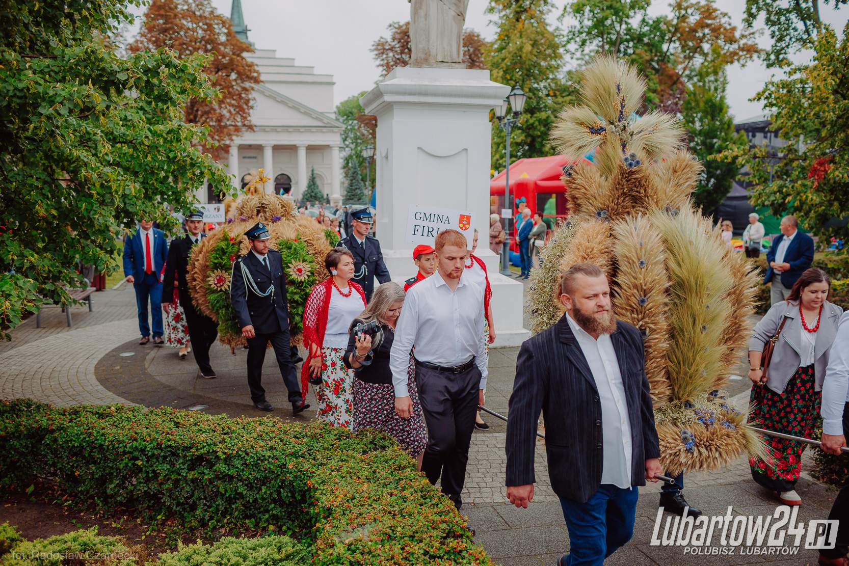 Barwny korowód dożynkowy