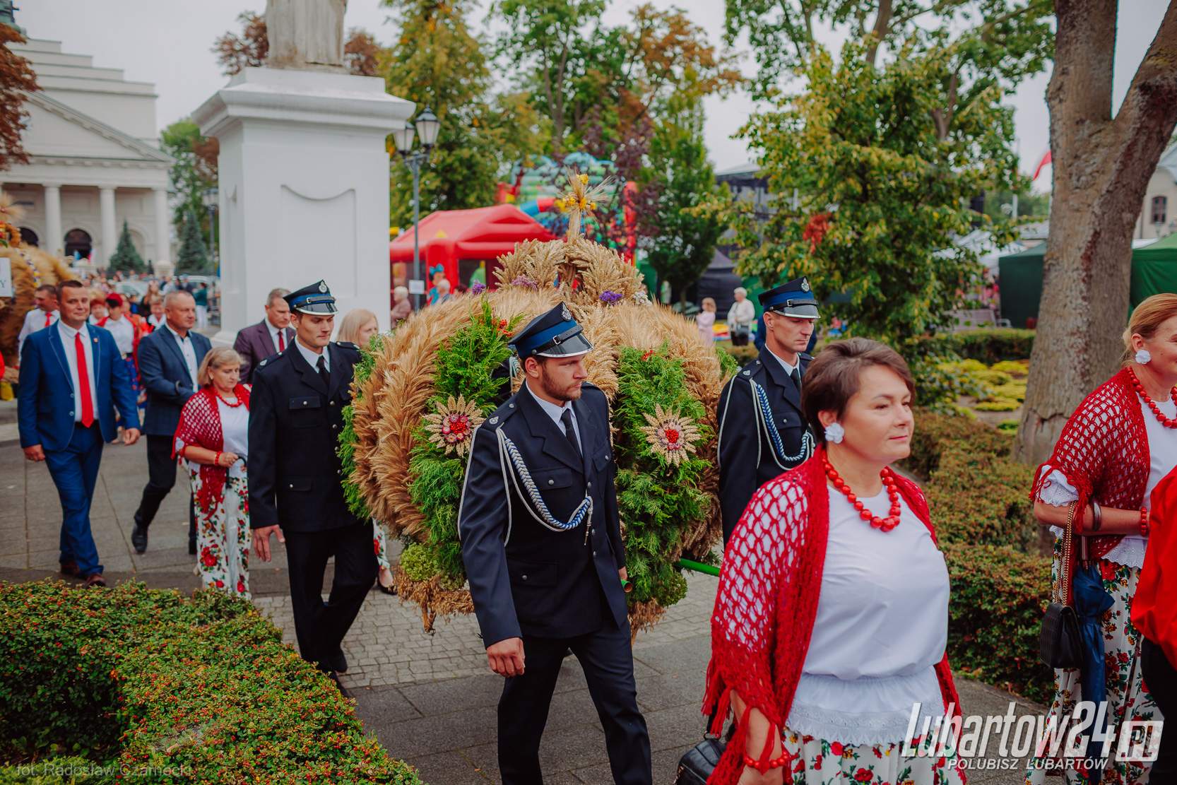Barwny korowód dożynkowy
