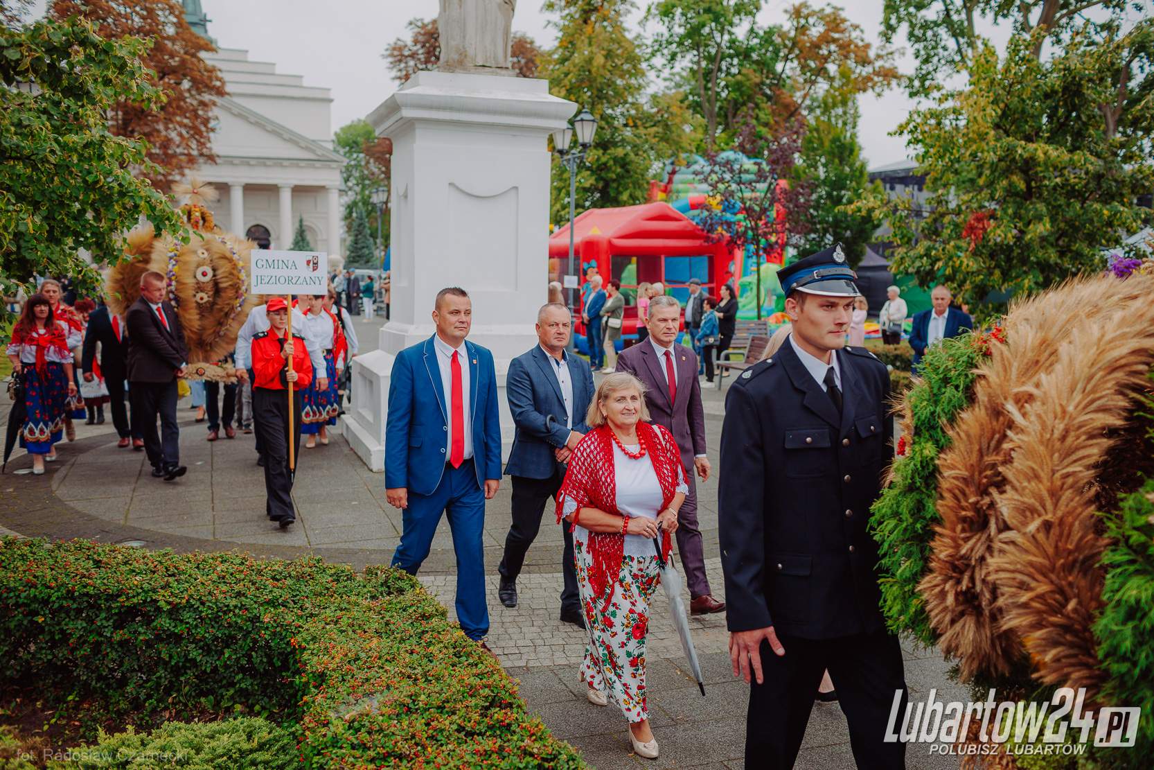Barwny korowód dożynkowy