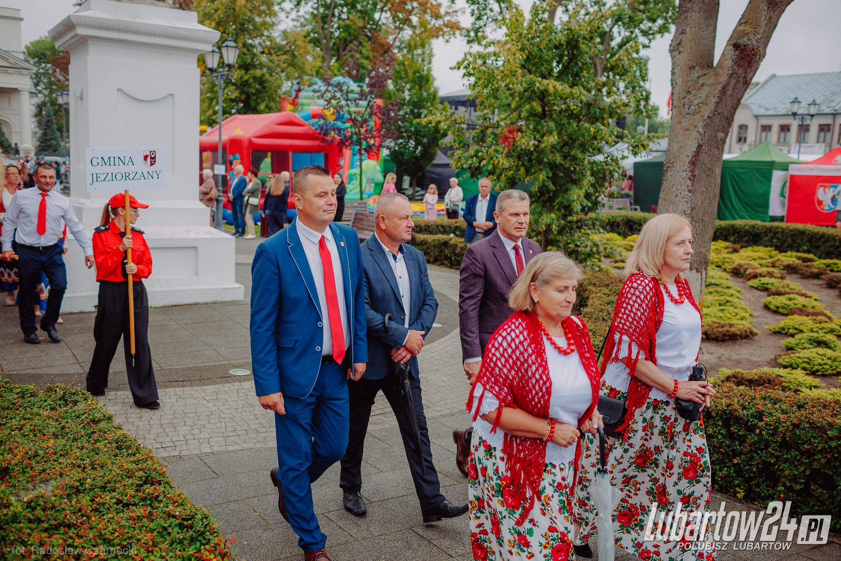 Barwny korowód dożynkowy