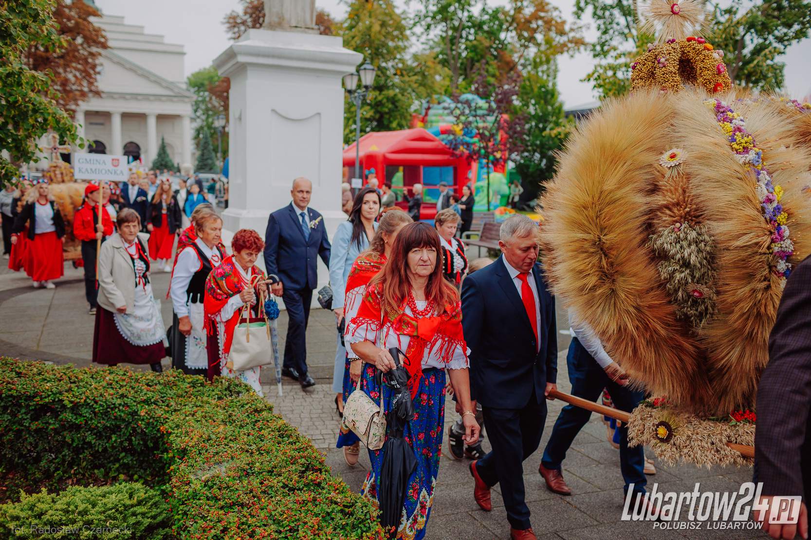 Barwny korowód dożynkowy