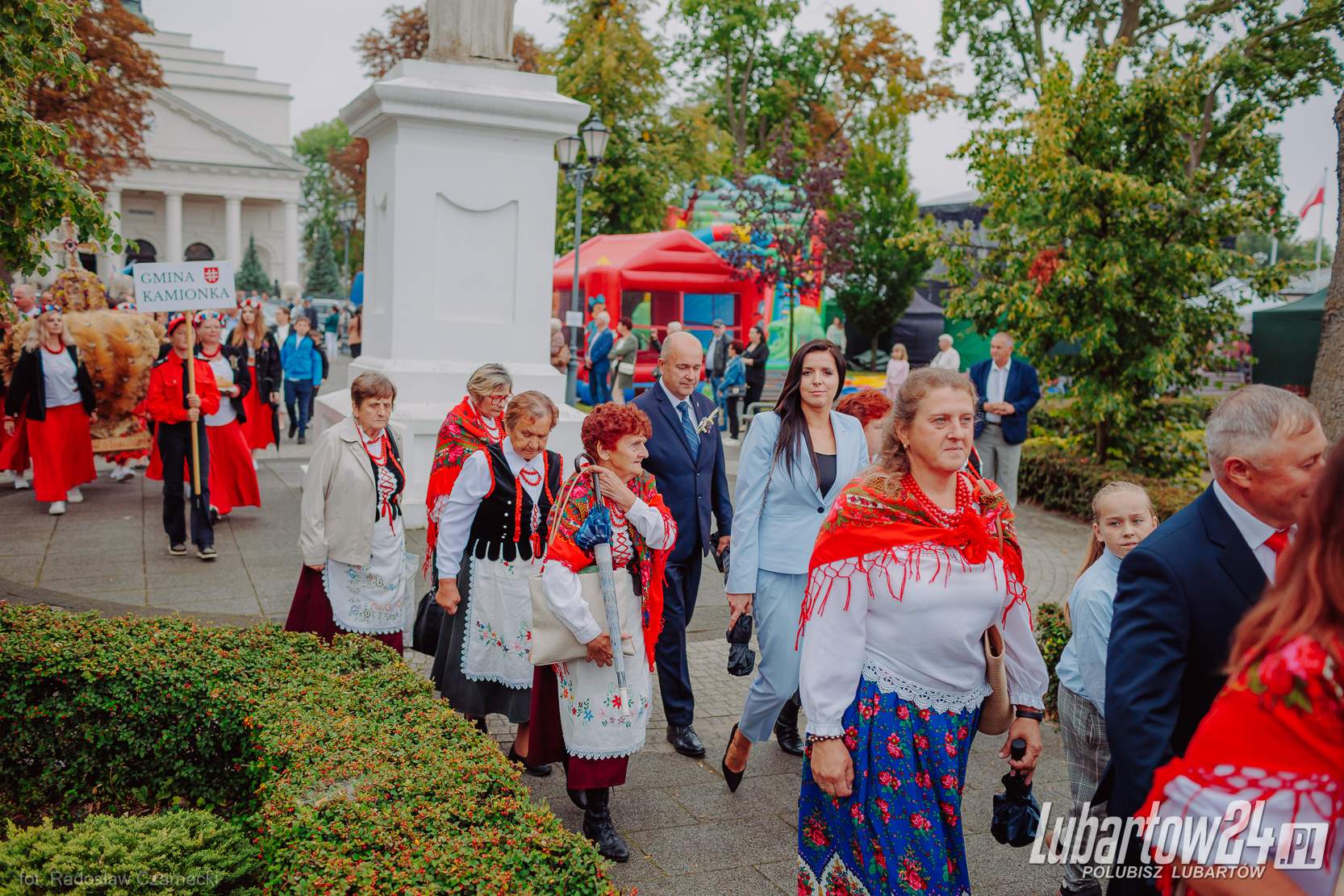 Barwny korowód dożynkowy