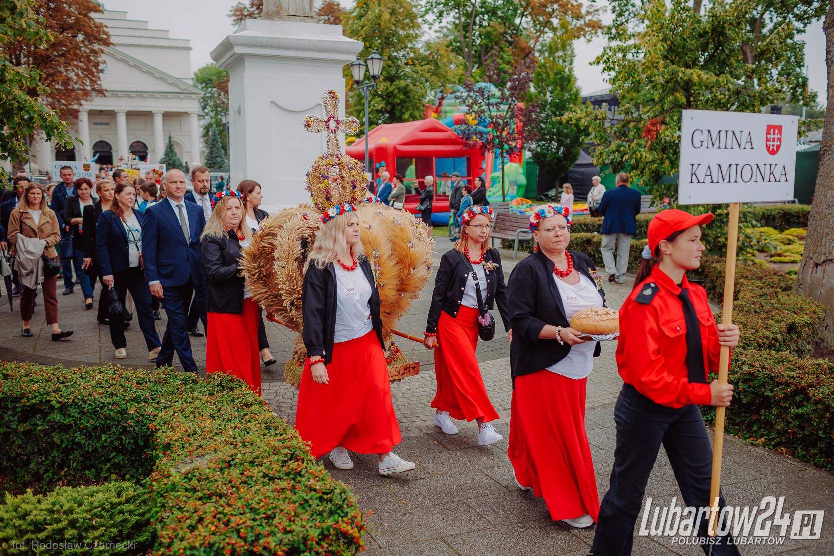 Barwny korowód dożynkowy