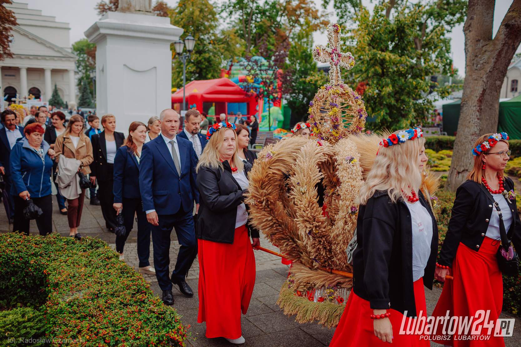 Barwny korowód dożynkowy